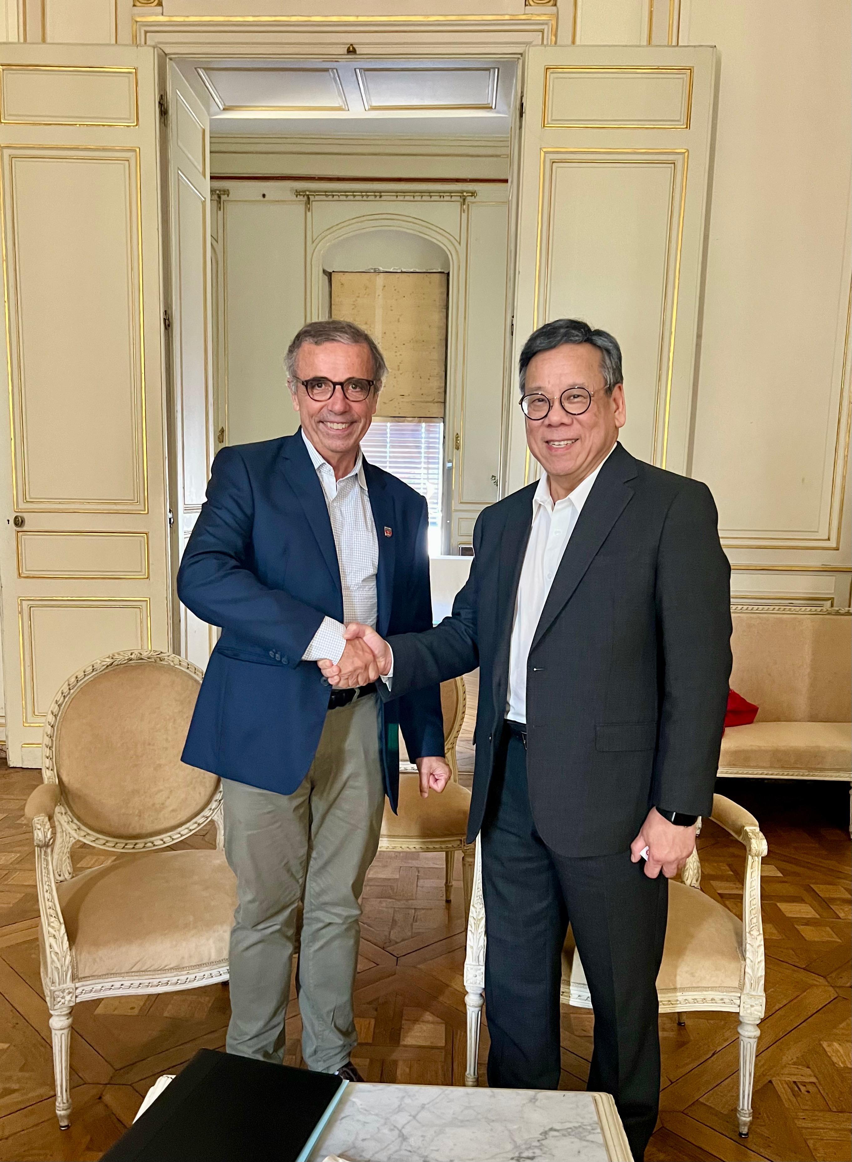 The Secretary for Commerce and Economic Development, Mr Algernon Yau, arrived in Bordeaux on June 19 (France time) to continue his visit to France. Photo shows Mr Yau (right) paying a courtesy call on the Mayor of Bordeaux, Mr Pierre Hurmic (left), to brief him on Hong Kong's latest initiatives to drive economic development and exchange views on forging closer bilateral relations in various areas such as start-ups, and wine and liquor industries.