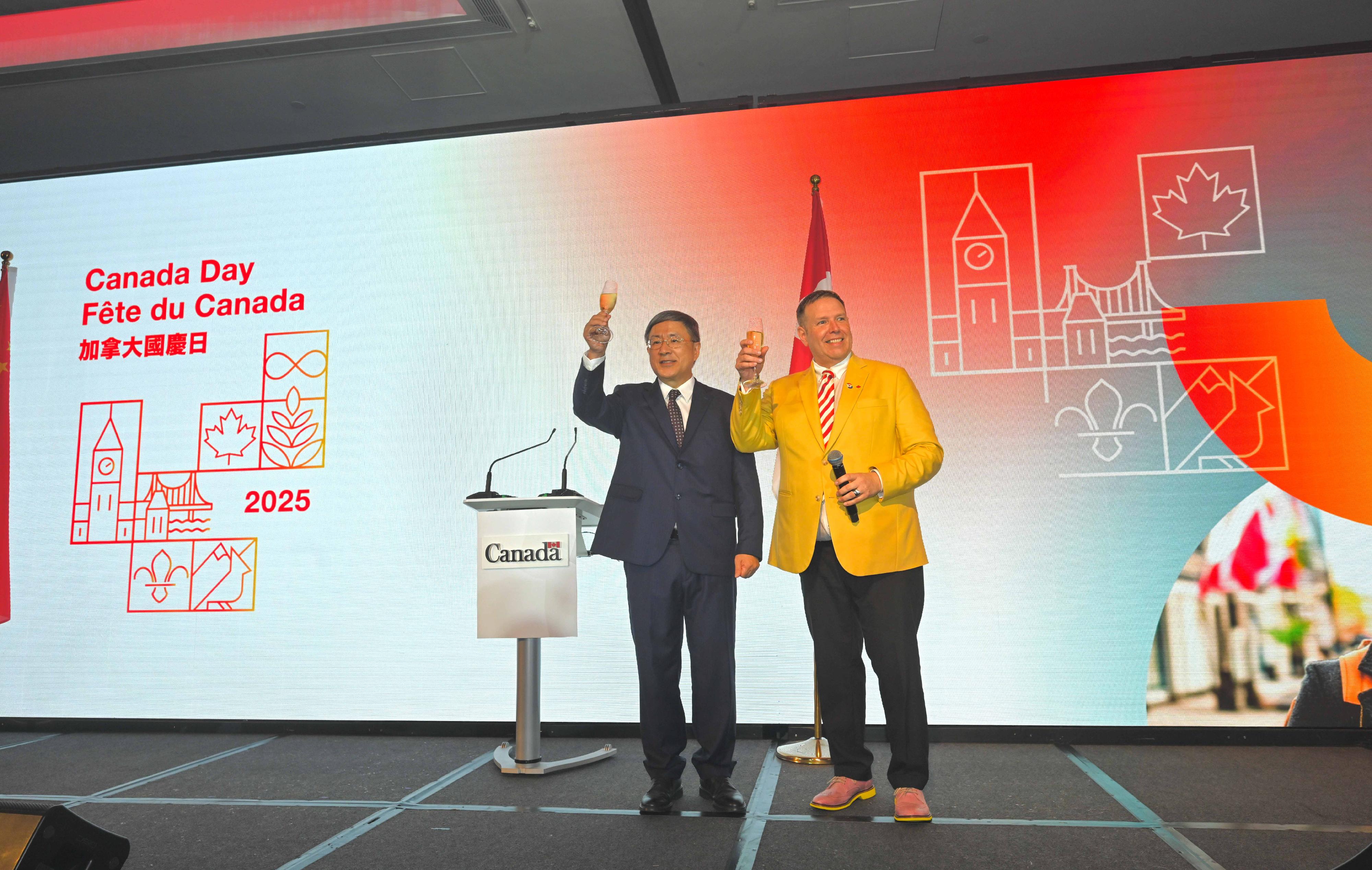 The Deputy Chief Secretary for Administration, Mr Cheuk Wing-hing (left), and the Consul General of Canada to Hong Kong and Macao, Mr Charles Edwin Reeves (right), propose a toast at the Canada Day Reception today (June 20).
