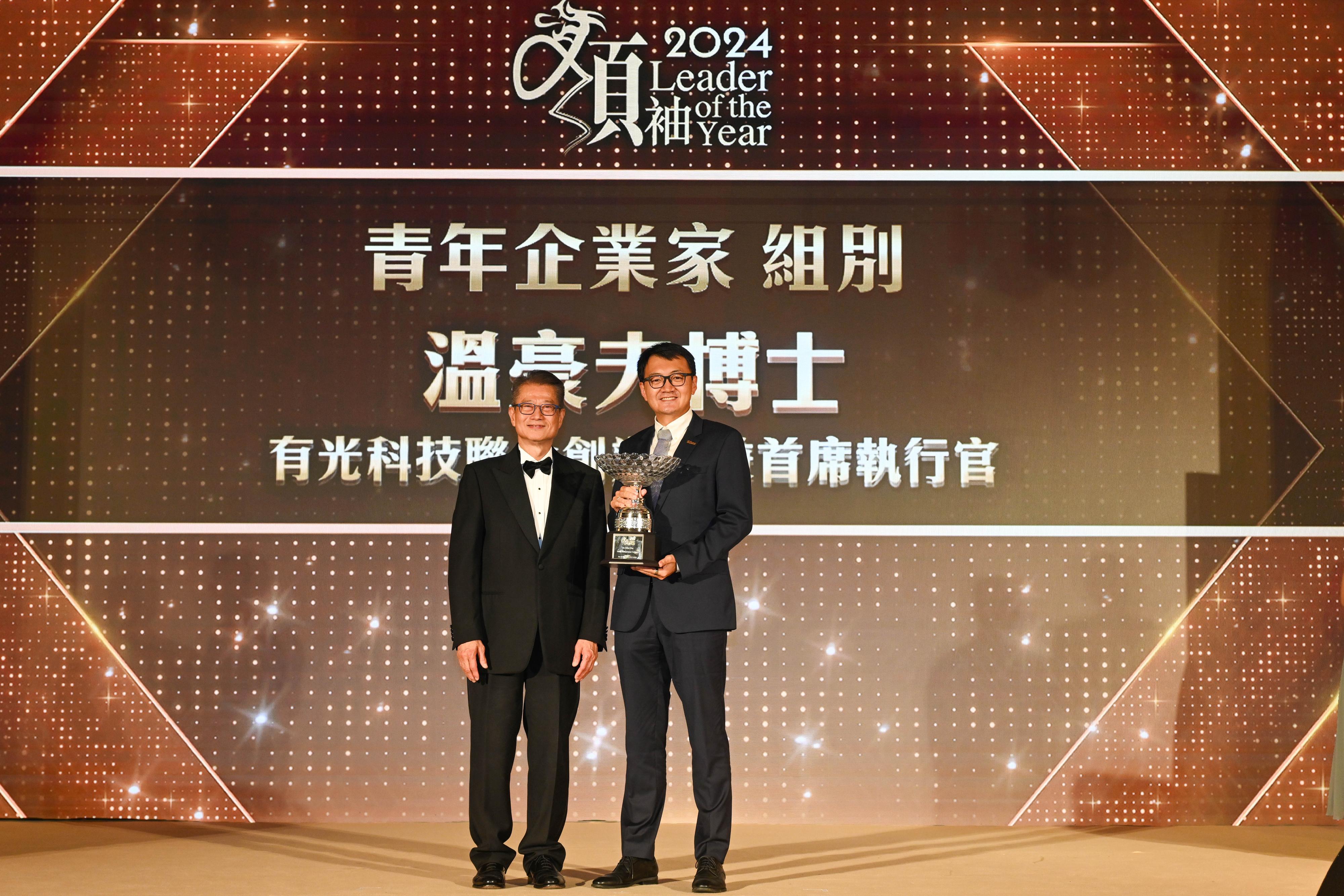 財政司司長陳茂波今日（六月二十日）出席2024年傑出領袖選舉頒獎晚宴。圖示陳茂波（左）頒發獎項予有光科技聯合創辦人兼首席執行官溫豪夫博士（右）。