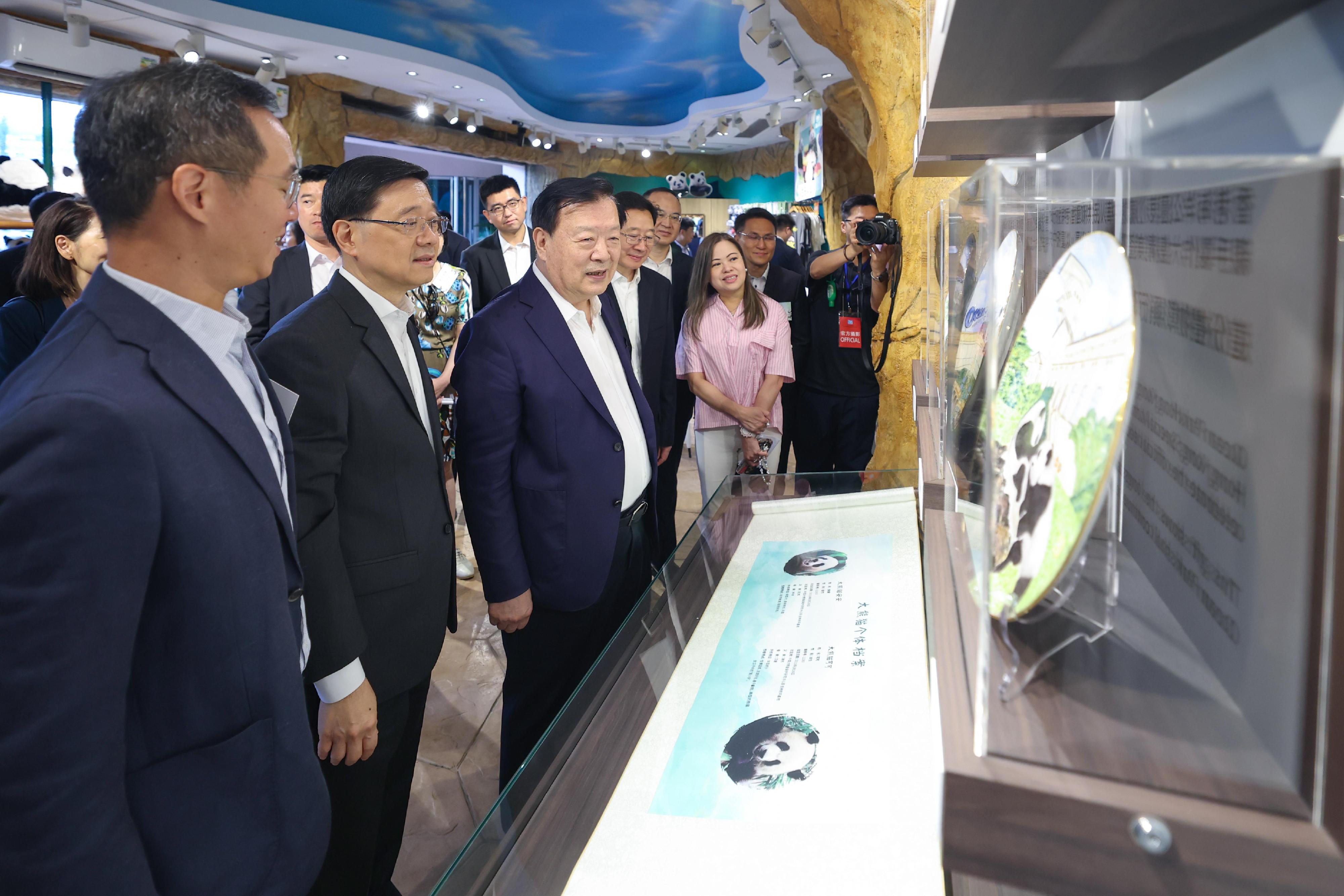The Director of the Hong Kong and Macao Work Office of the Communist Party of China Central Committee and the Hong Kong and Macao Affairs Office of the State Council, Mr Xia Baolong (third left), today (June 20), visited Ocean Park in the company of the Chief Executive, Mr John Lee (second left); the Secretary for Culture, Sports and Tourism, Miss Rosanna Law (third right); and the Chairman of the Board of the Ocean Park Corporation, Mr Paulo Pong (first left).