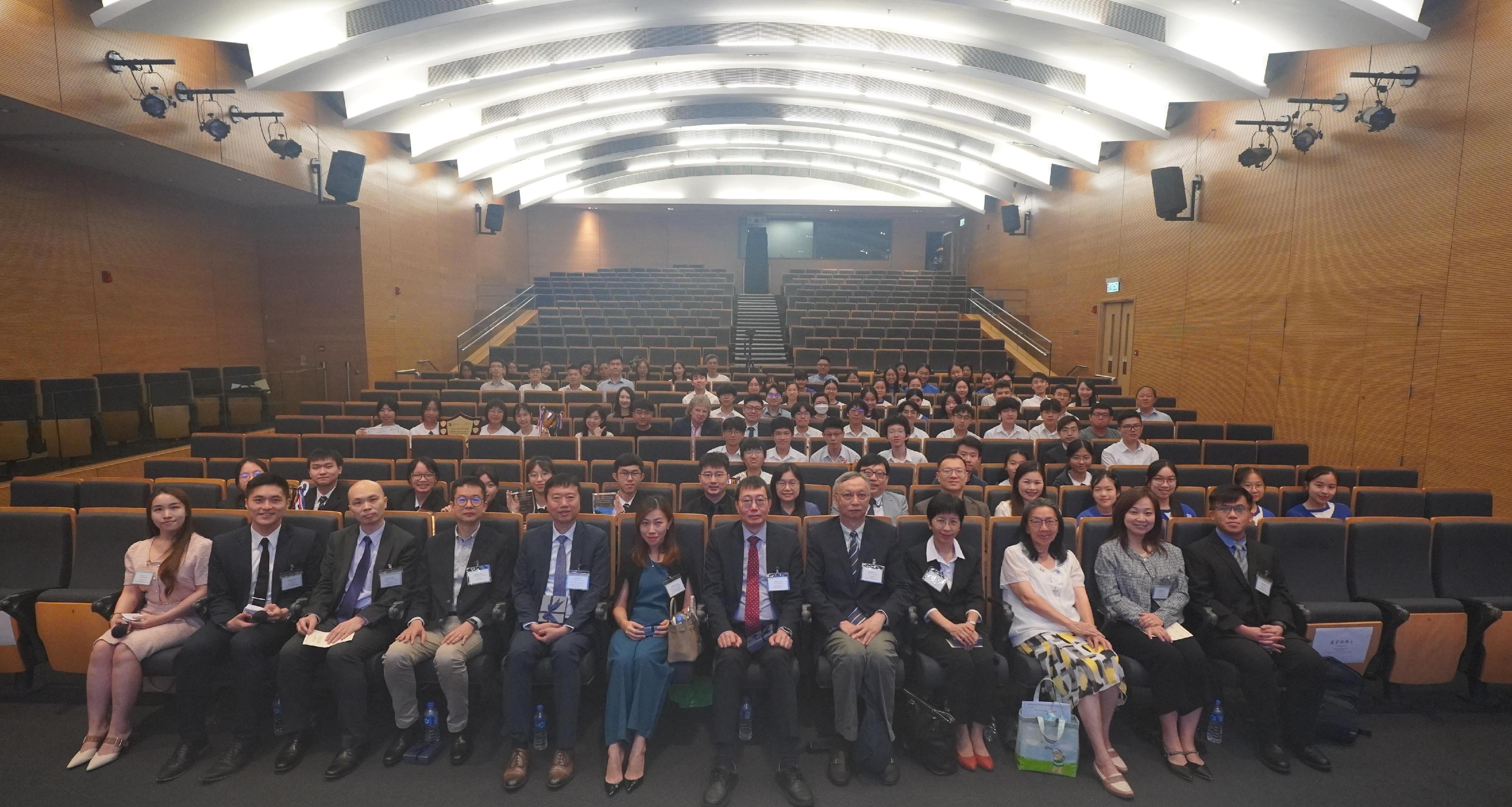 The Acting Commissioner for Census and Statistics, Mr Tim Chau (front row, sixth right), and Principal Assistant Secretary for Education Ms Edith Tse (front row, fourth right) are pictured with other prize presenters and the winning teams at the prize presentation ceremony of the 2024/25 Statistical Project Competition for Secondary School Students today (June 21).