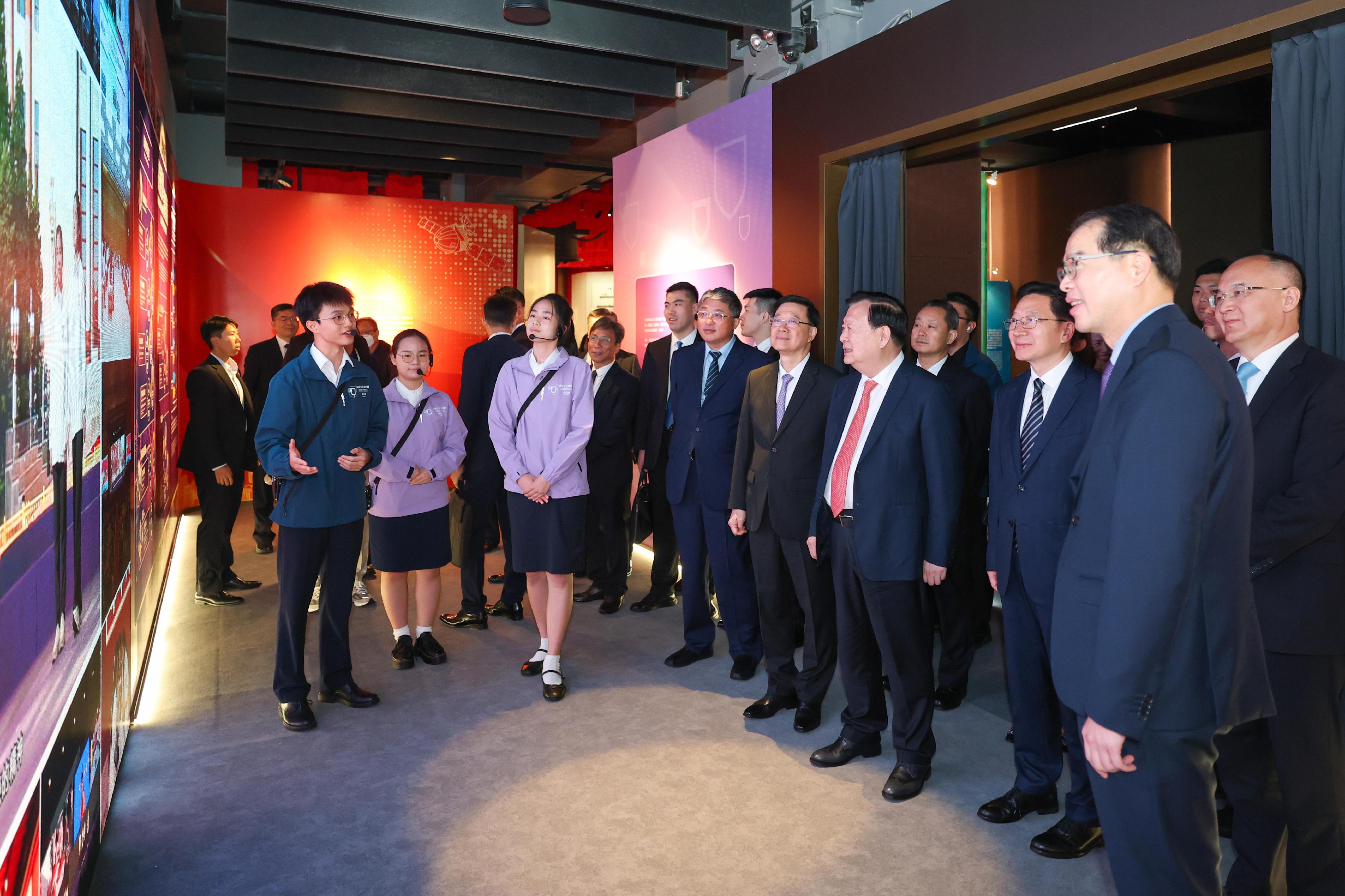 中央港澳工作辦公室主任、國務院港澳事務辦公室主任夏寶龍（第一排右三）今日（六月二十一日）在行政長官李家超（第一排右四）陪同下，前往設於香港歷史博物館的國家安全展覽廳，參觀《香港國安法》公布實施五周年專題展覽。