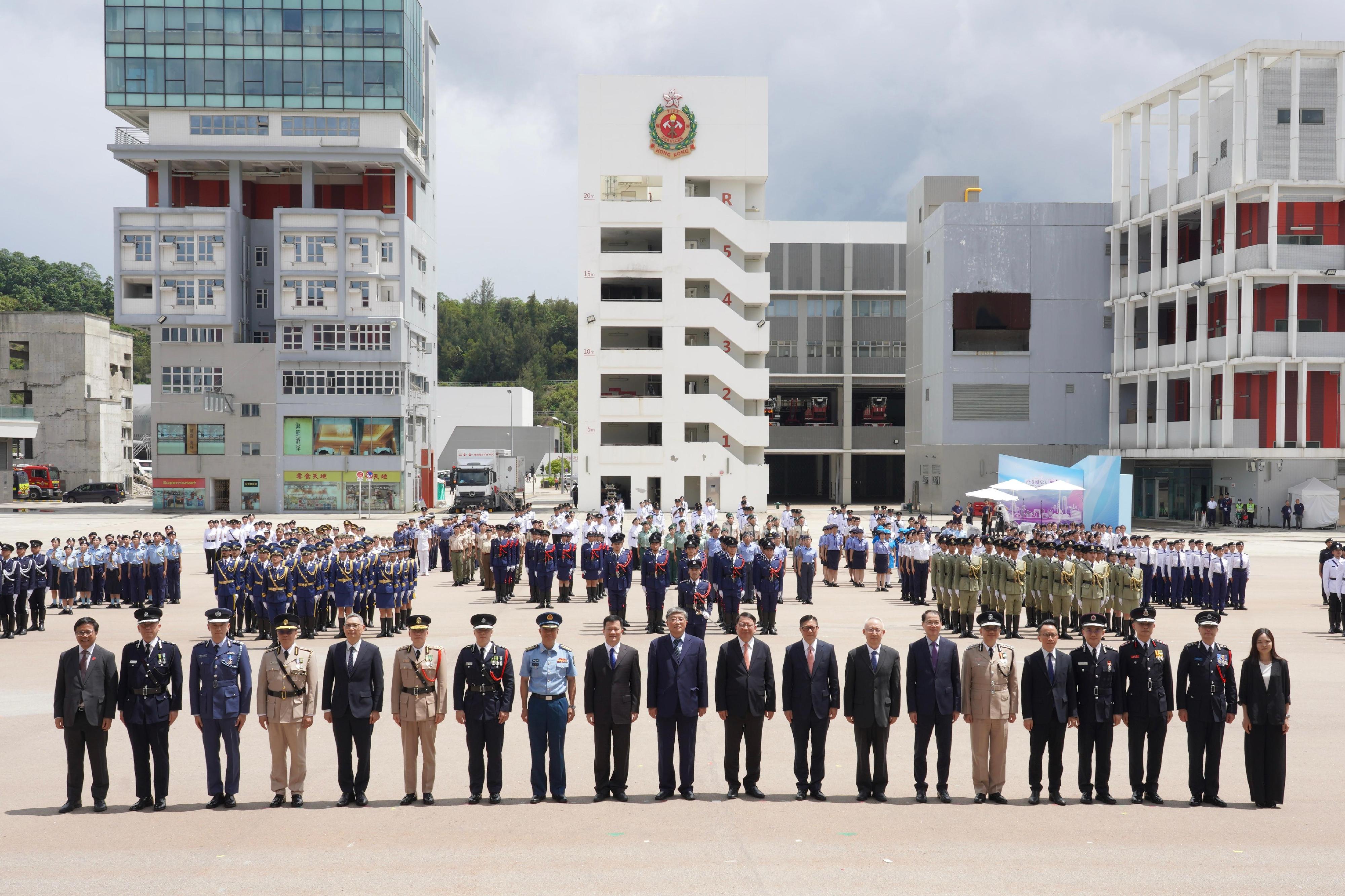 政務司司長陳國基今日（六月二十二日）出席《香港國安法》公布實施五周年紀律部隊及青少年團體升旗儀式。圖示陳國基（右十）、保安局局長鄧炳強（右九）和香港特別行政區維護國家安全委員會秘書長區志光（右七）與參與儀式的紀律部隊首長和主禮嘉賓合照。