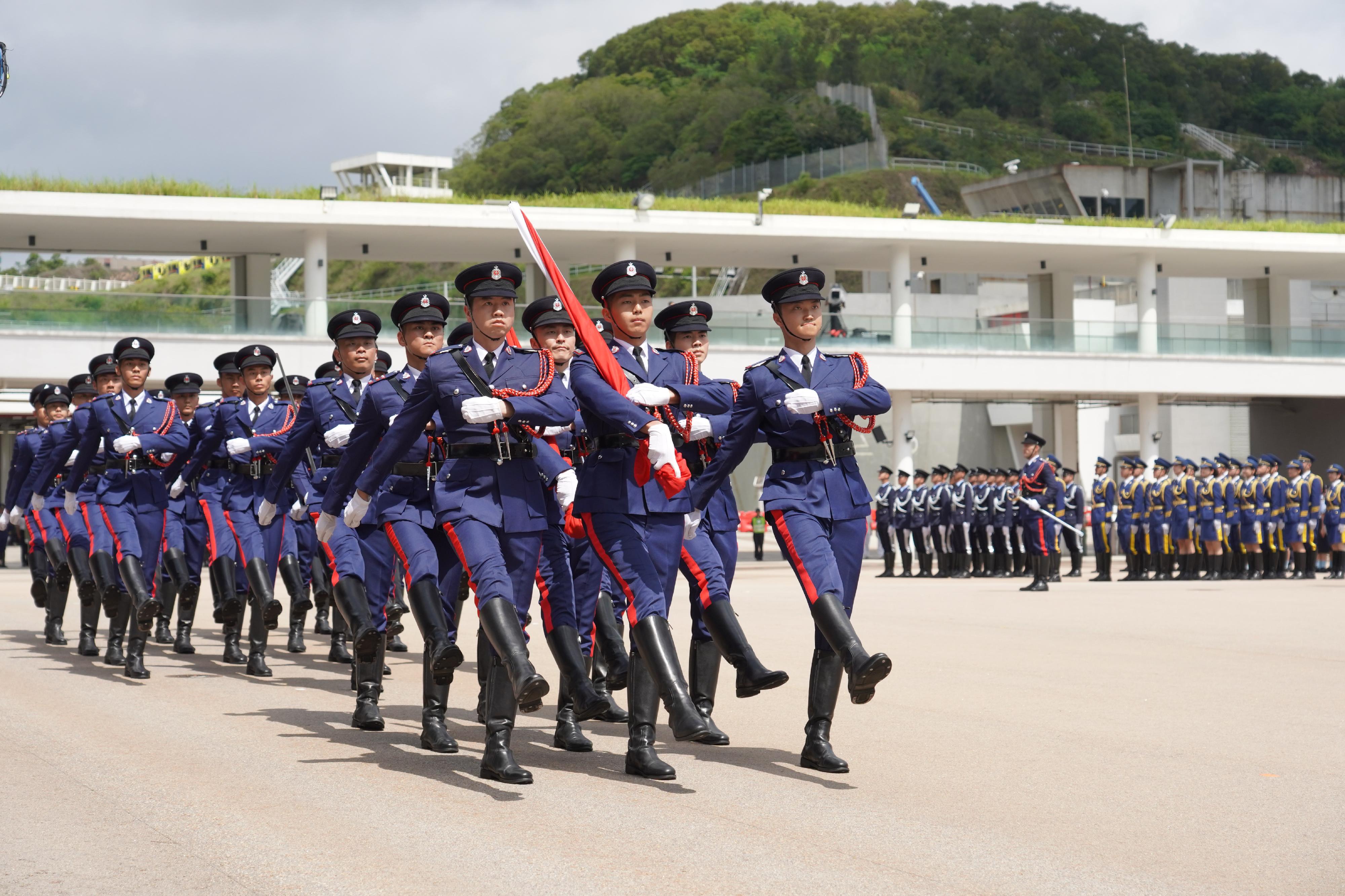 保安局藉《香港國安法》公布實施五周年，今日（六月二十二日）帶領紀律部隊、紀律部隊和輔助部隊轄下的青少年制服團體，並首次聯同民政及青年事務局資助的青少年制服團體，在消防及救護學院舉行升旗儀式。圖示消防處護旗方隊進場。
