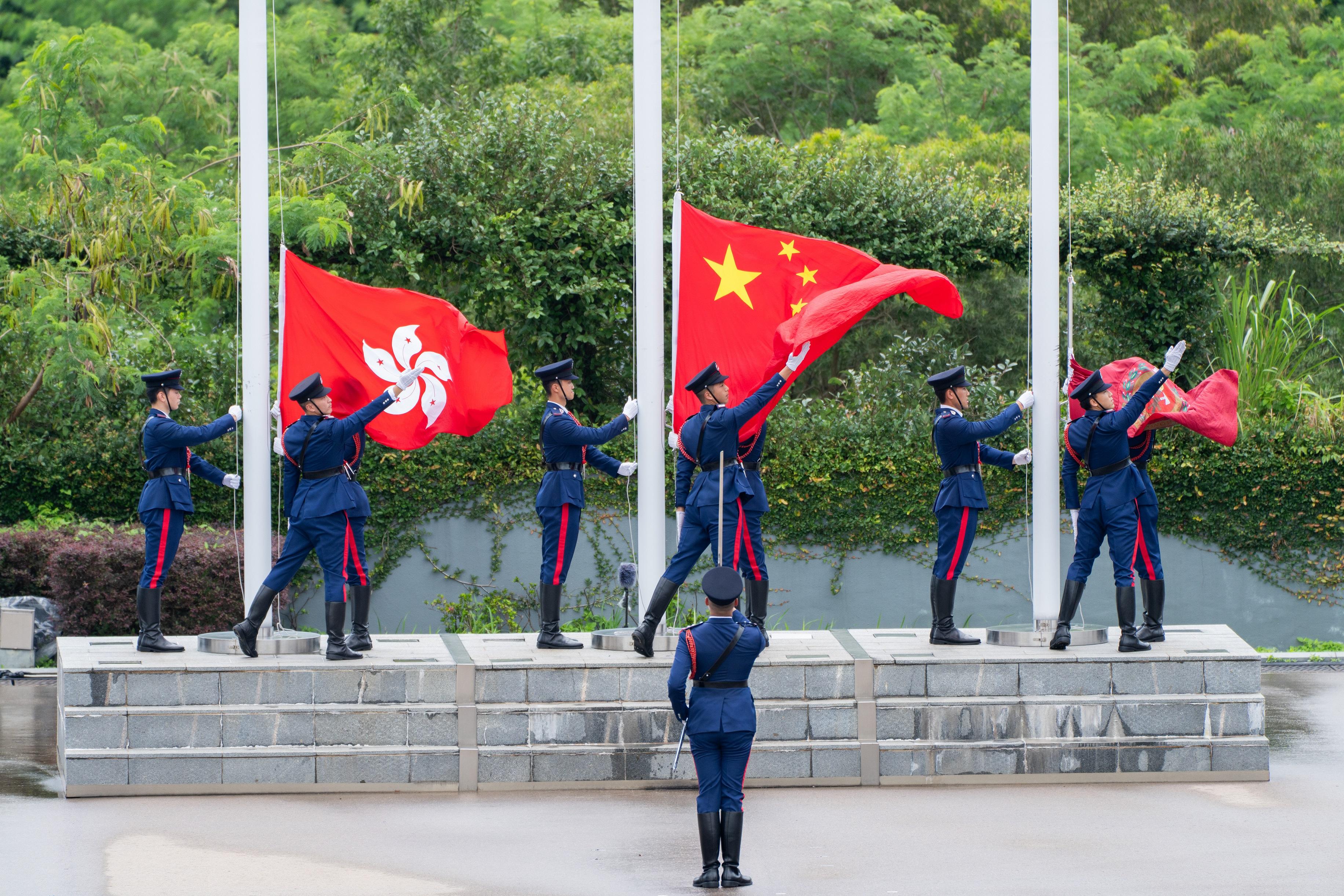 保安局藉《香港國安法》公布實施五周年，今日（六月二十二日）帶領紀律部隊、紀律部隊和輔助部隊轄下的青少年制服團體，並首次聯同民政及青年事務局資助的青少年制服團體，在消防及救護學院舉行升旗儀式。