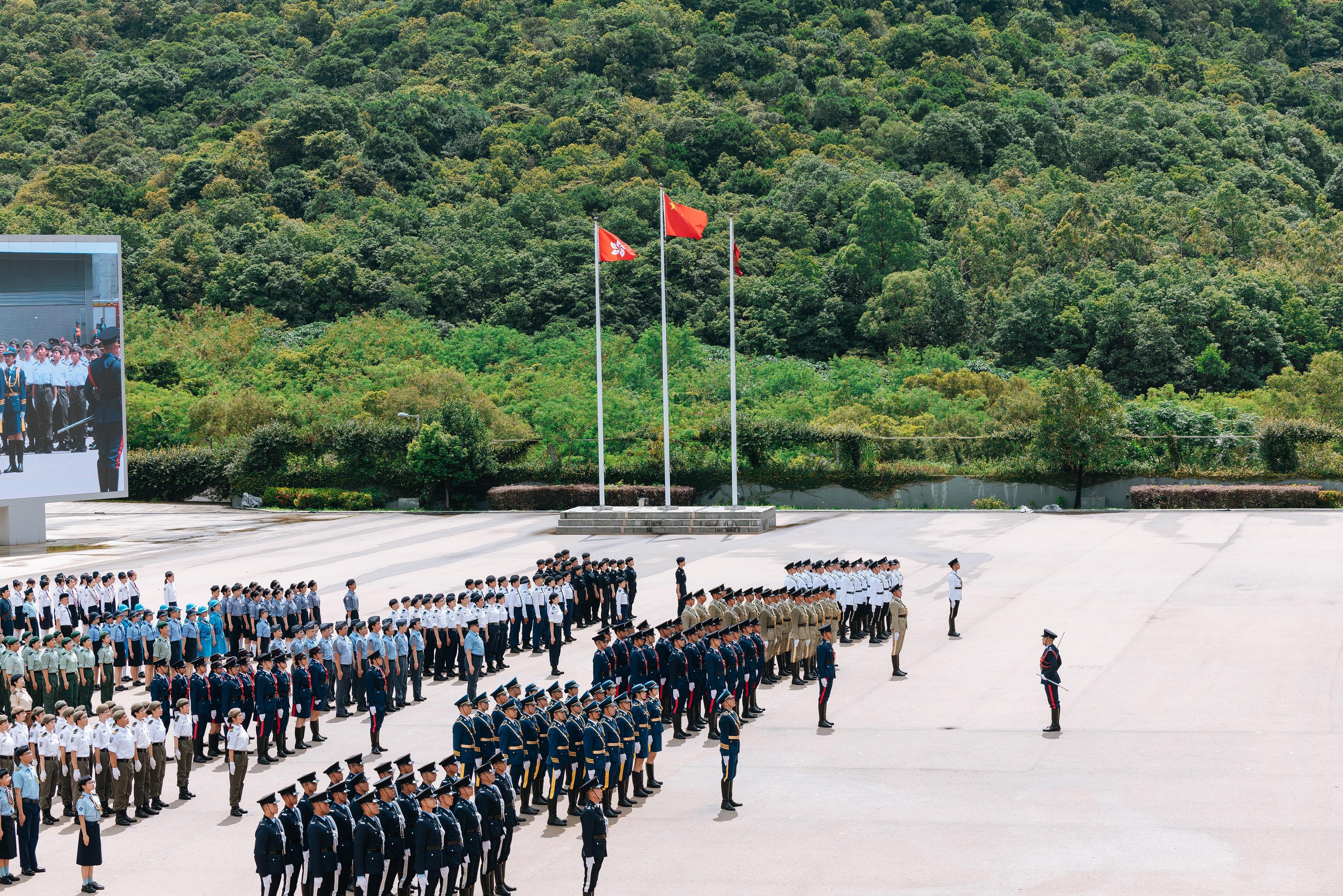 保安局藉《香港國安法》公布實施五周年，今日（六月二十二日）帶領紀律部隊、紀律部隊和輔助部隊轄下的青少年制服團體，並首次聯同民政及青年事務局資助的青少年制服團體，在消防及救護學院舉行升旗儀式。圖示紀律部隊儀仗隊及青少年制服團體在升旗儀式中列隊。