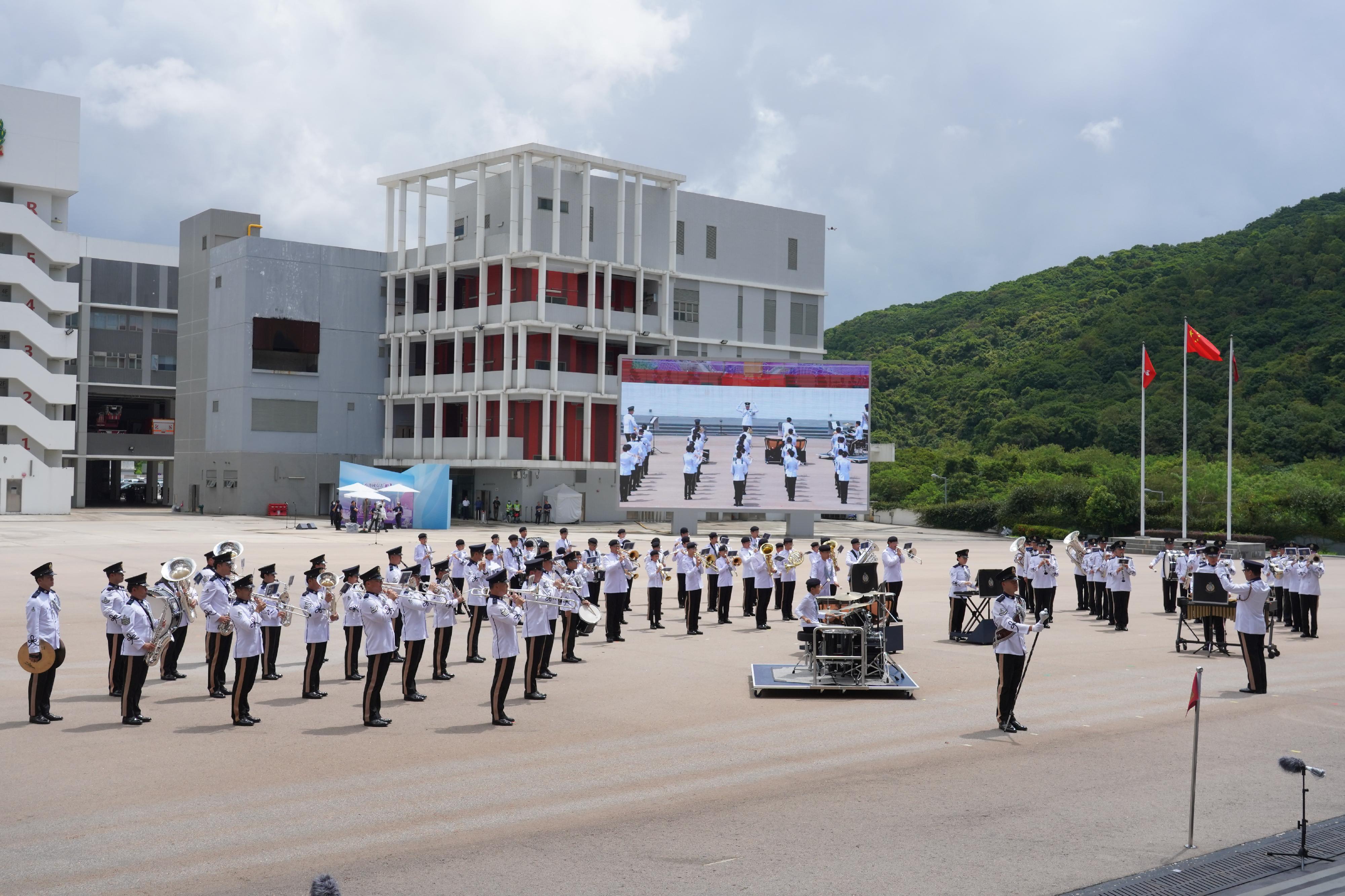 保安局藉《香港國安法》公布實施五周年，今日（六月二十二日）帶領紀律部隊、紀律部隊和輔助部隊轄下的青少年制服團體，並首次聯同民政及青年事務局資助的青少年制服團體，在消防及救護學院舉行升旗儀式。圖示警察樂隊表演。