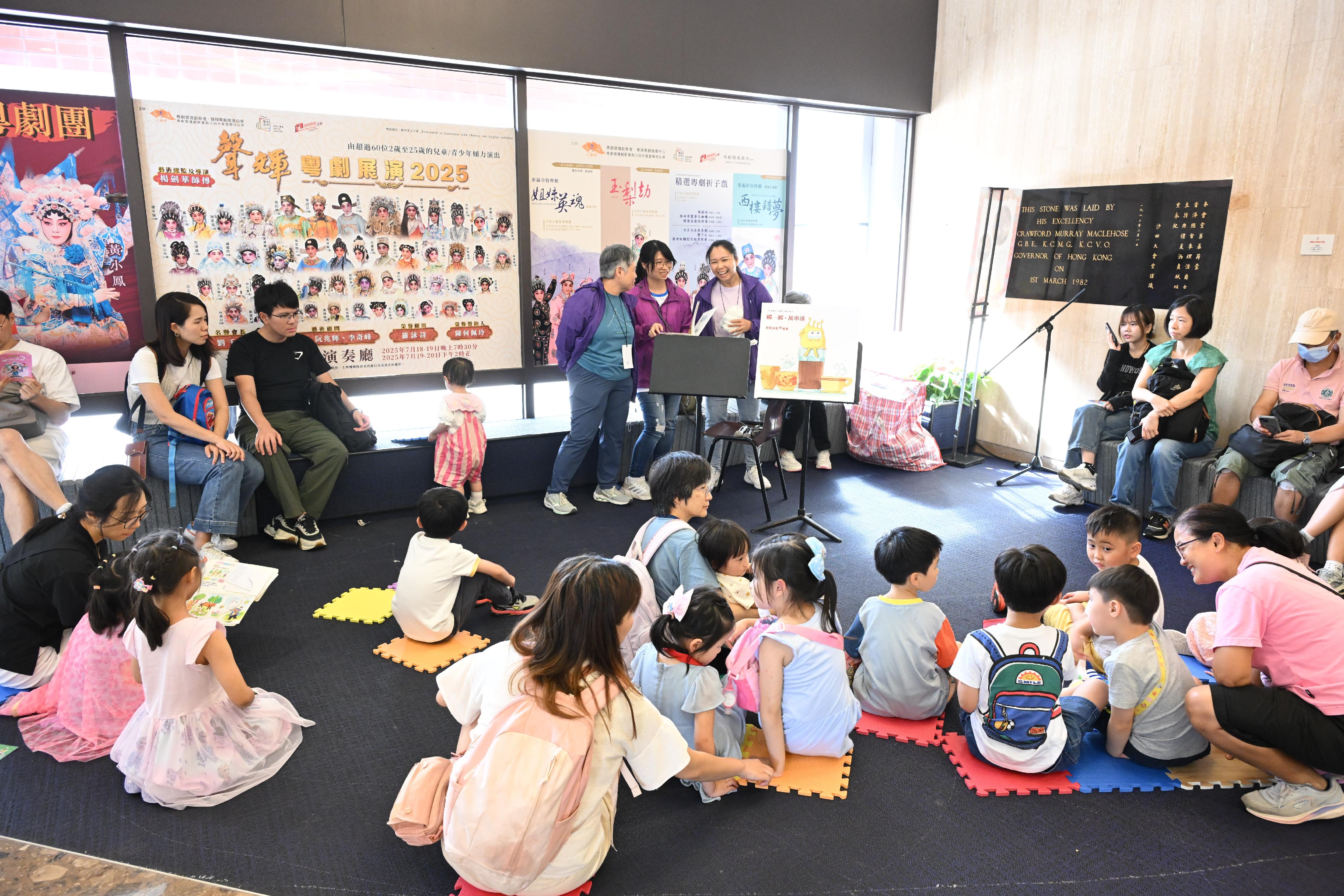 「中華文化節2025」《多彩華藝》嘉年華今日（六月二十二日）在沙田舉行。圖示市民參與「非遺繪本講故事」活動。