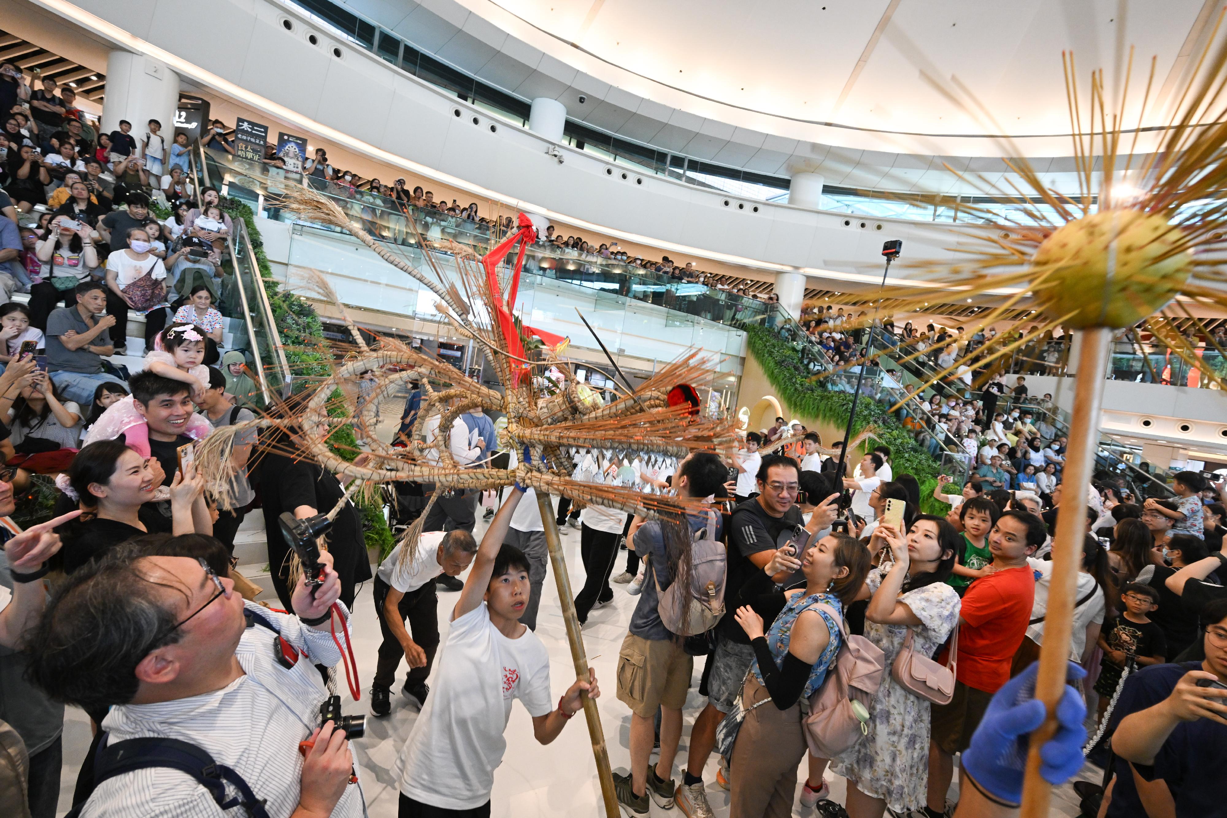 The "Encountering Chinese Culture" Carnival of the Chinese Culture Festival 2025 was held today (June 22) in Sha Tin. Photo shows the fire dragon dance performed by the Pok Fu Lam Village Fire Dragon Association. 