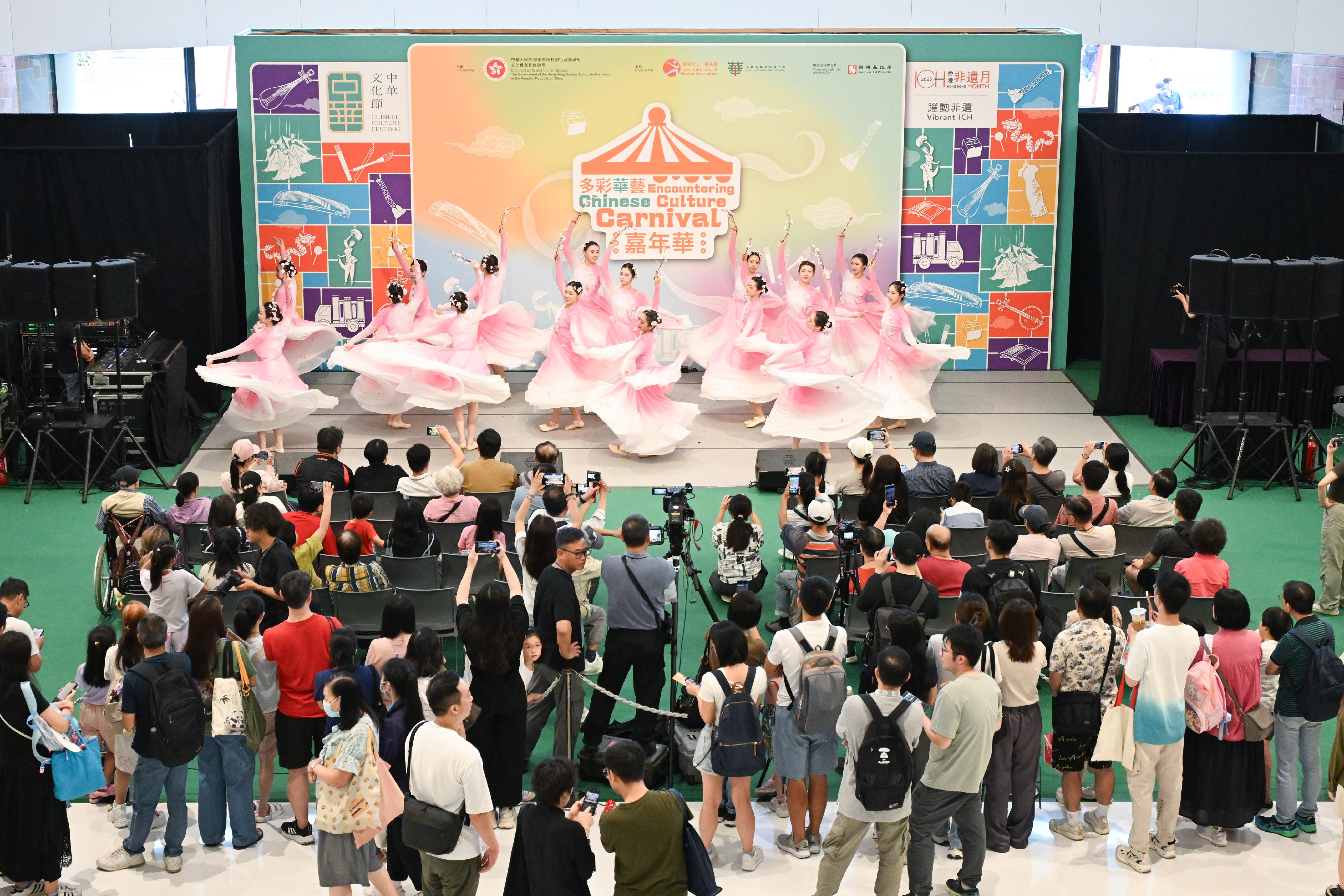 The "Encountering Chinese Culture" Carnival of the Chinese Culture Festival 2025 was held today (June 22) in Sha Tin. Photo shows the performance of an excerpt from "Ancient Styles‧Modern Chants" Classical Literature × Contemporary Dance. 