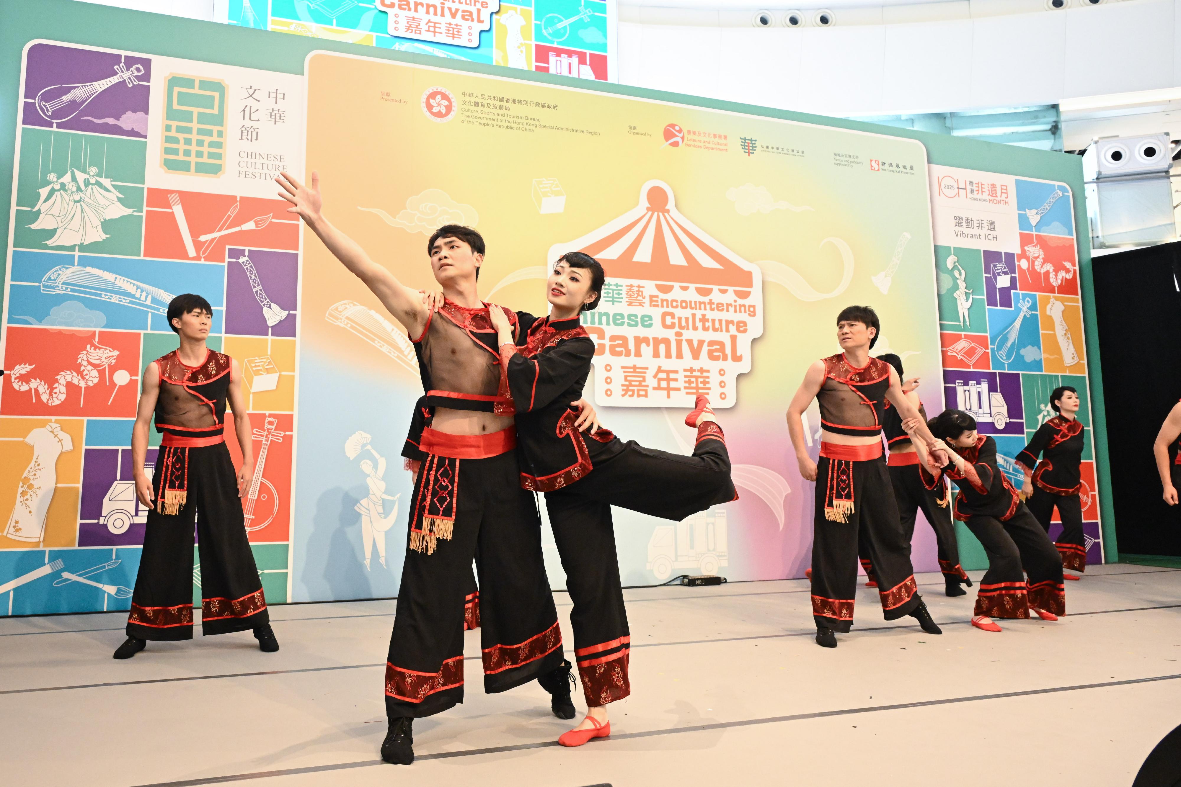 The "Encountering Chinese Culture" Carnival of the Chinese Culture Festival 2025 was held today (June 22) in Sha Tin. Photo shows the performance of Hakka folk dance by the Gannan Art and Creative Institute.