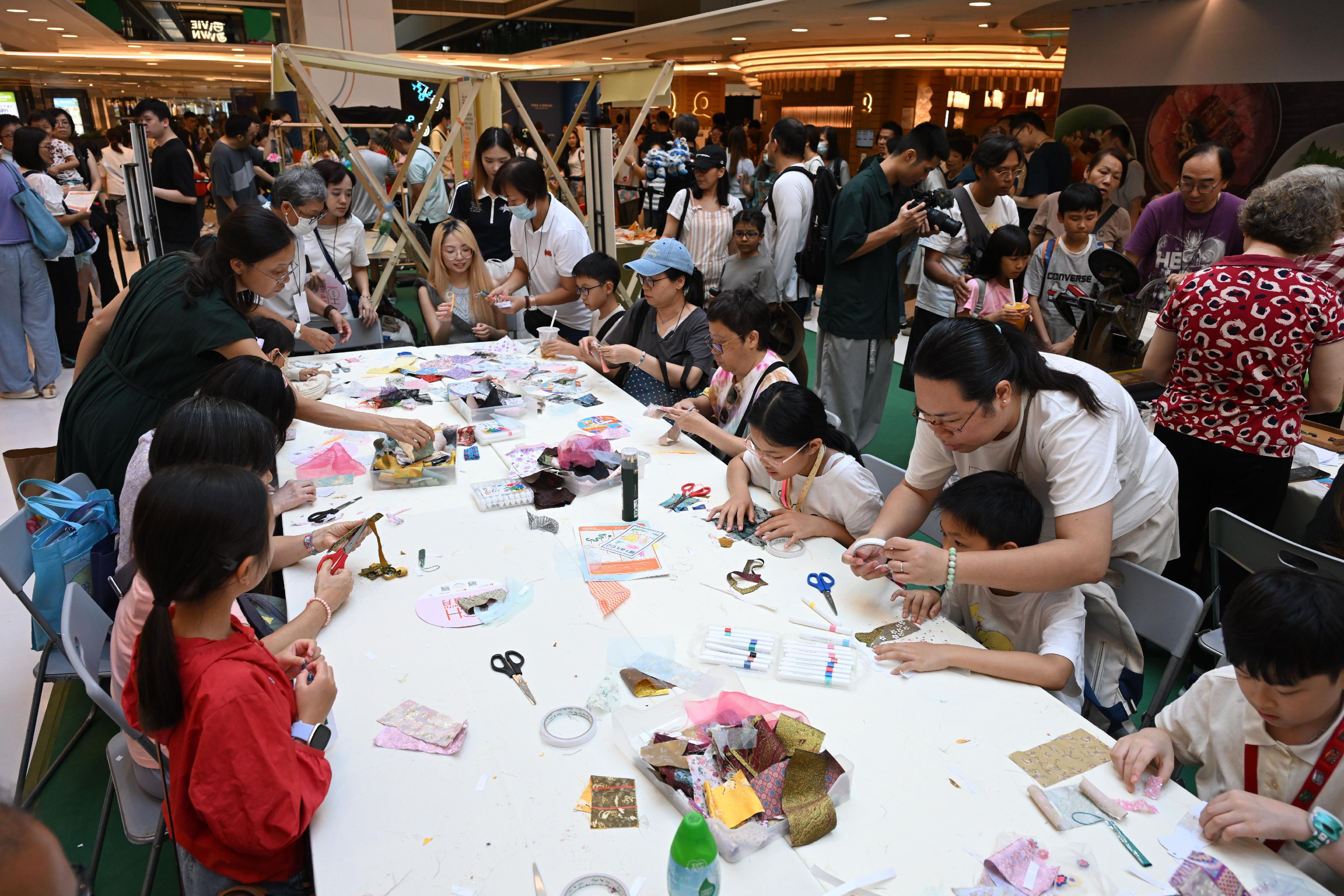 The "Encountering Chinese Culture" Carnival of the Chinese Culture Festival 2025 was held today (June 22) in Sha Tin. Photo shows members of the public participating in the Cheongsam bookmark making workshop. 