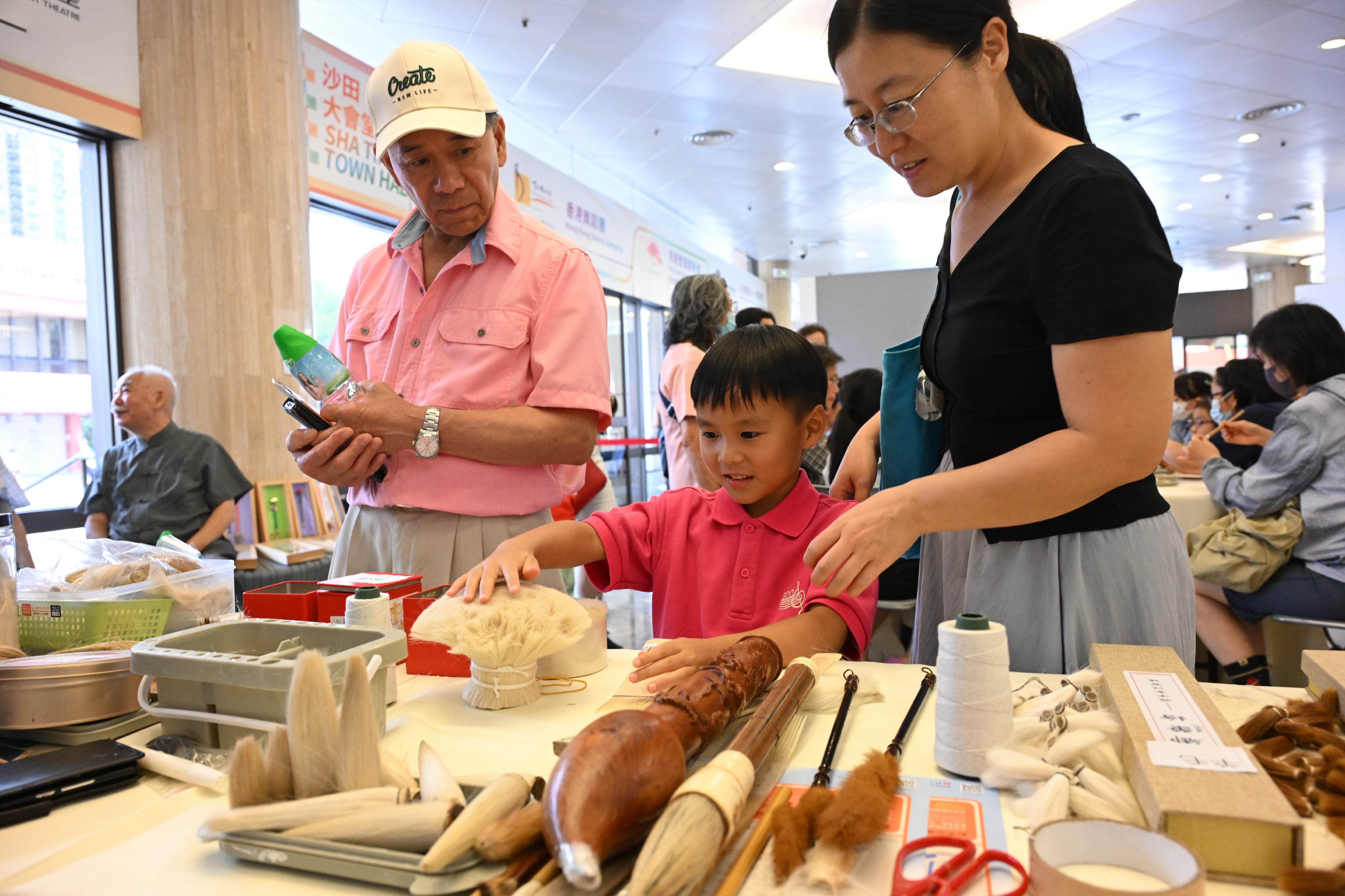 The "Encountering Chinese Culture" Carnival of the Chinese Culture Festival 2025 was held today (June 22) in Sha Tin. Photo shows members of the public experiencing the Chinese brush making technique at the interactive booth. 