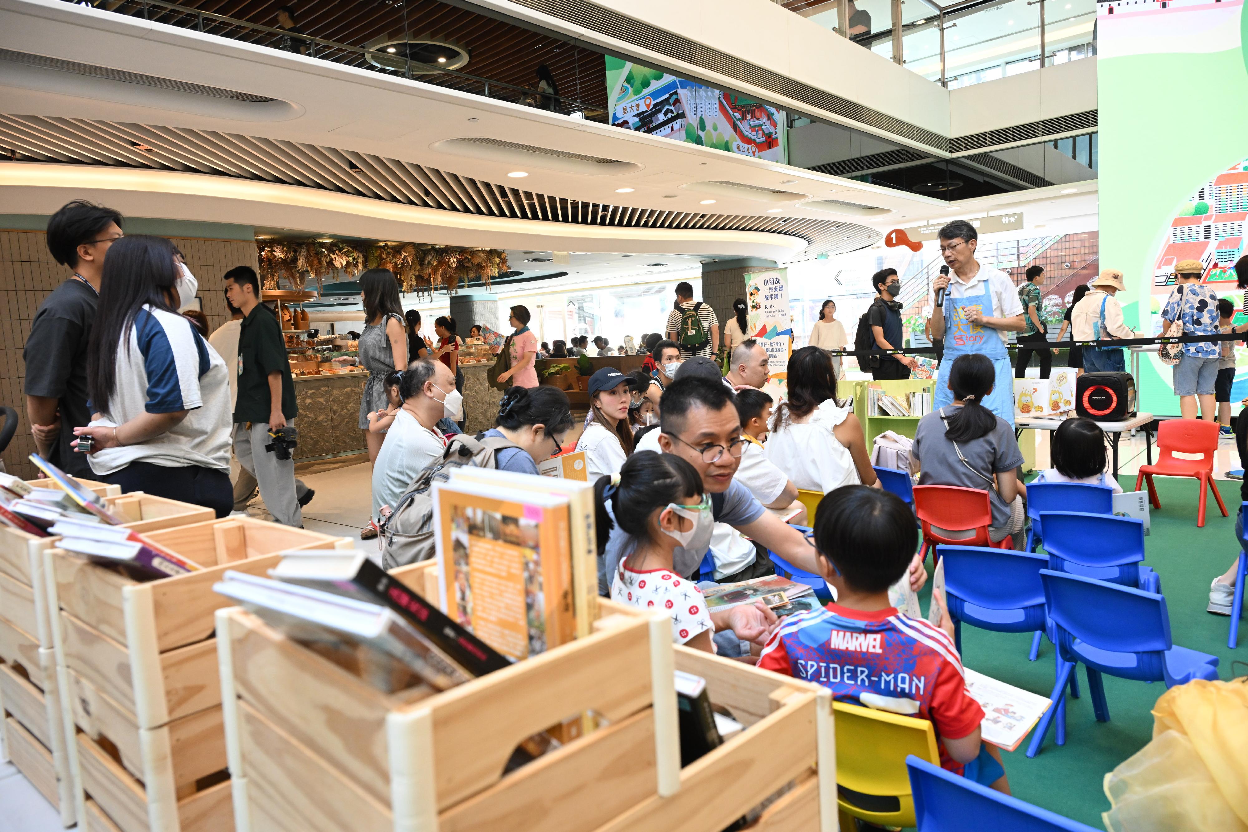 The "Encountering Chinese Culture" Carnival of the Chinese Culture Festival 2025 was held today (June 22) in Sha Tin. Photo shows a story ambassador delivering fascinating stories to the children.