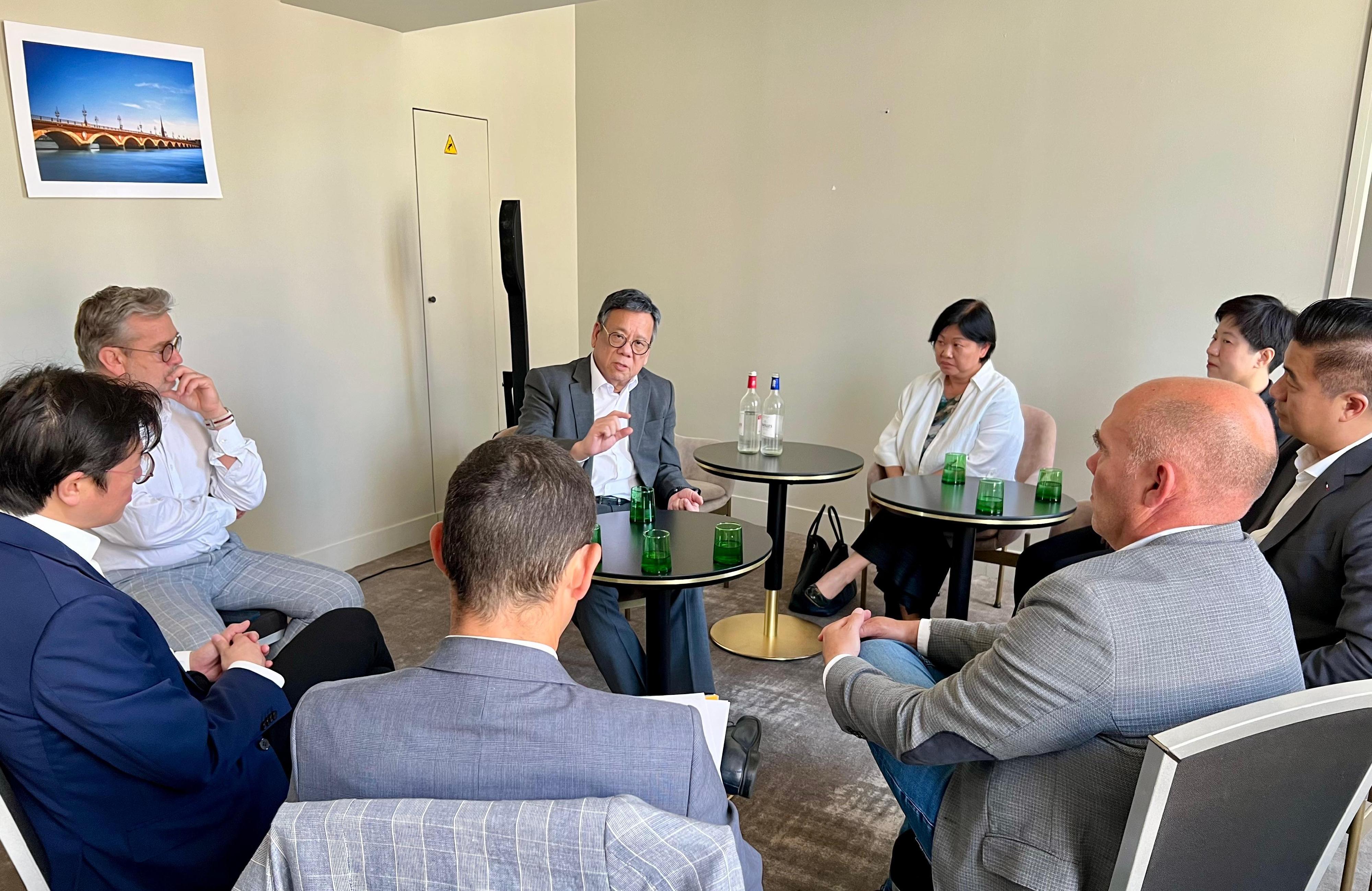 The Secretary for Commerce and Economic Development, Mr Algernon Yau,
continued his visit to Bordeaux, France, to promote the advantages of Hong Kong as a wine and liquor trading hub to the local trade. Photo shows Mr Yau (second left) meeting with representatives of the trade of Bordeaux Cognac and Armagnac on June 20 (France time) to exchange views on the latest developments of the trade and enhance co-operation on promoting liquor trading. The Special Representative for Hong Kong Economic and Trade Affairs to the European Union, Ms Shirley Yung (third left), also attended.