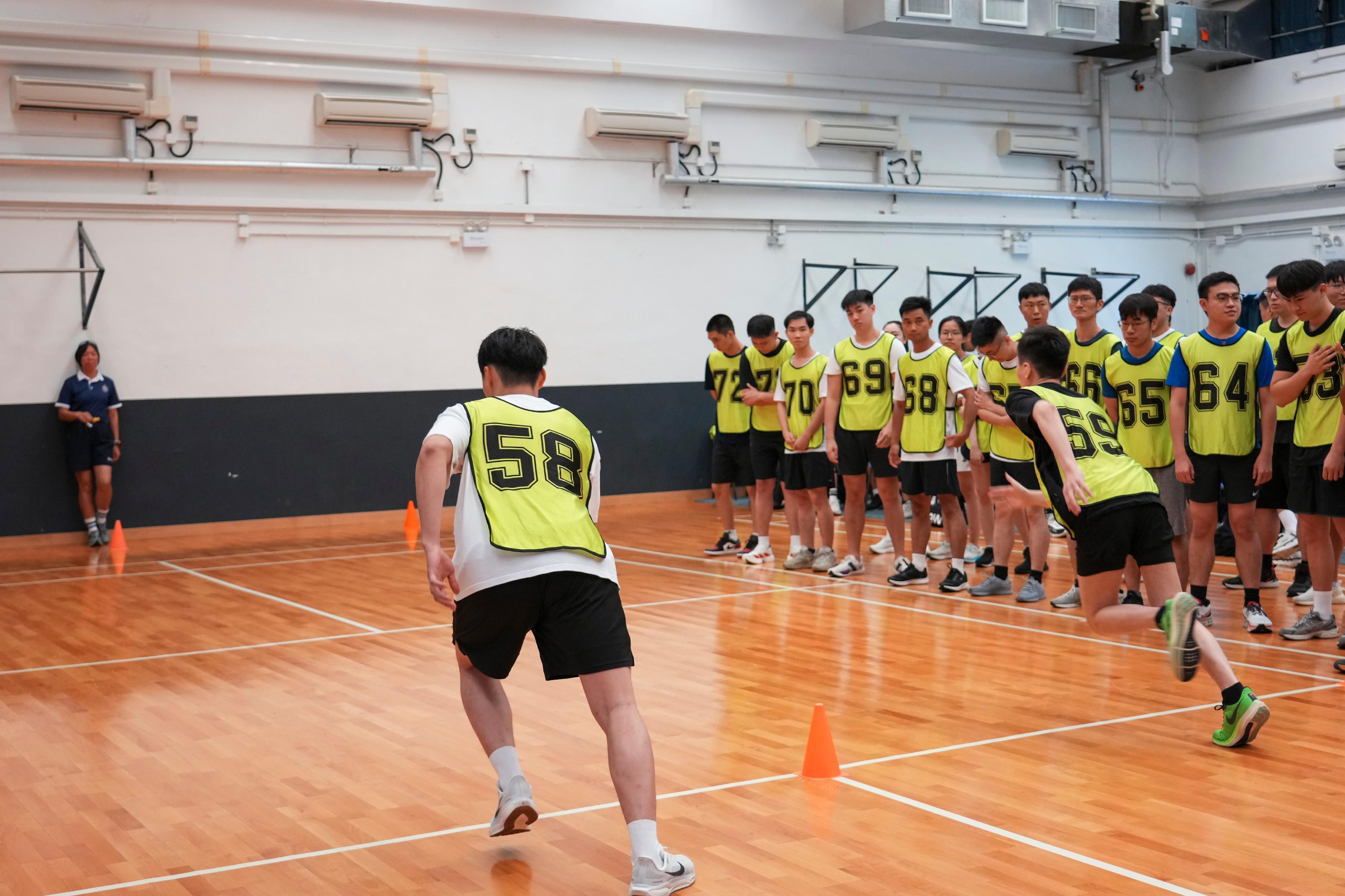 警隊今日（六月二十二日）在香港警察學院舉辦「警察招募．體驗日」。有志投考人士參與體能測試工作坊的四乘十米穿梭跑項目。 