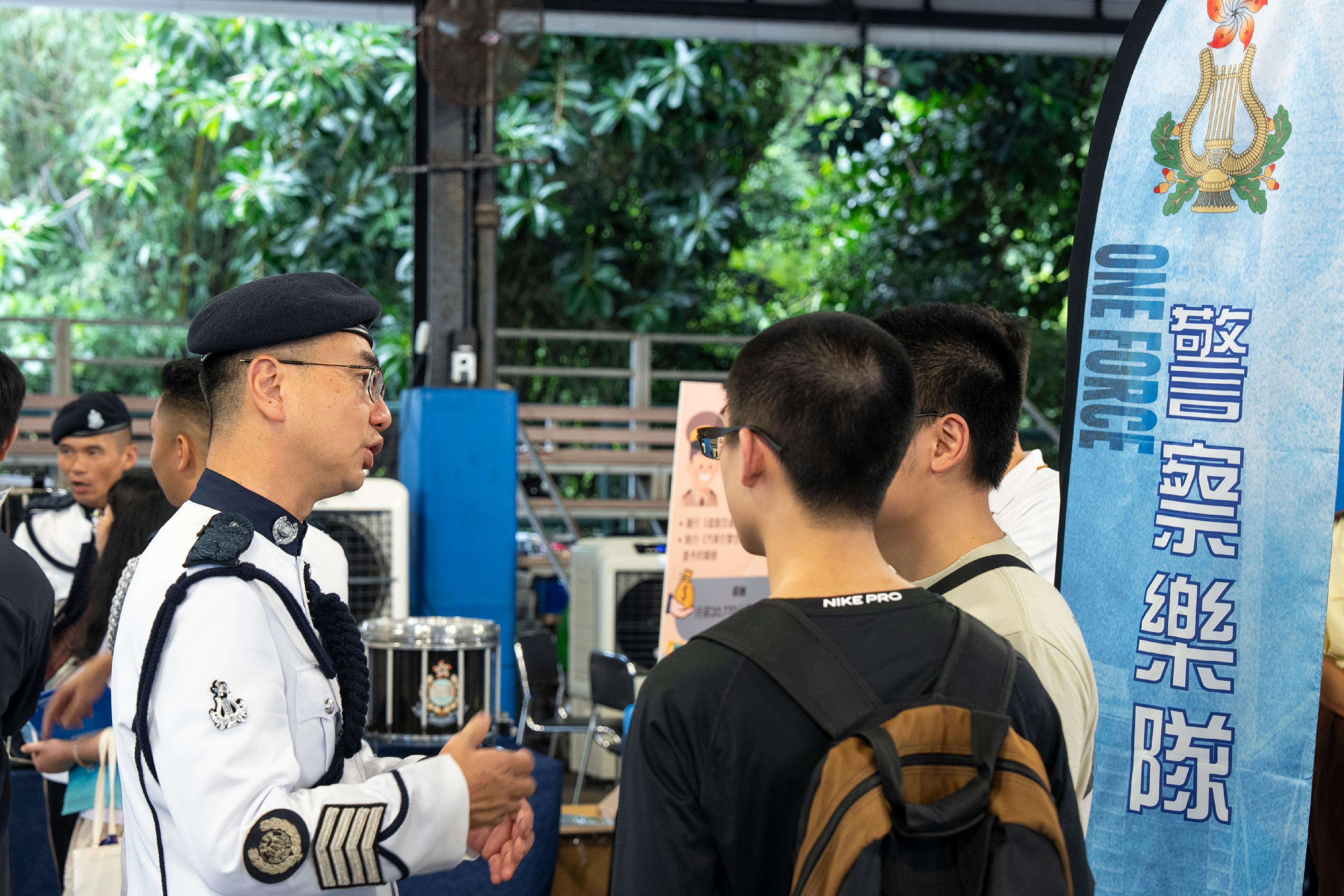 警隊今日（六月二十二日）在香港警察學院舉辦「警察招募．體驗日」。警察樂隊人員向參加者介紹其工作，展示警隊多元化的職能。 

