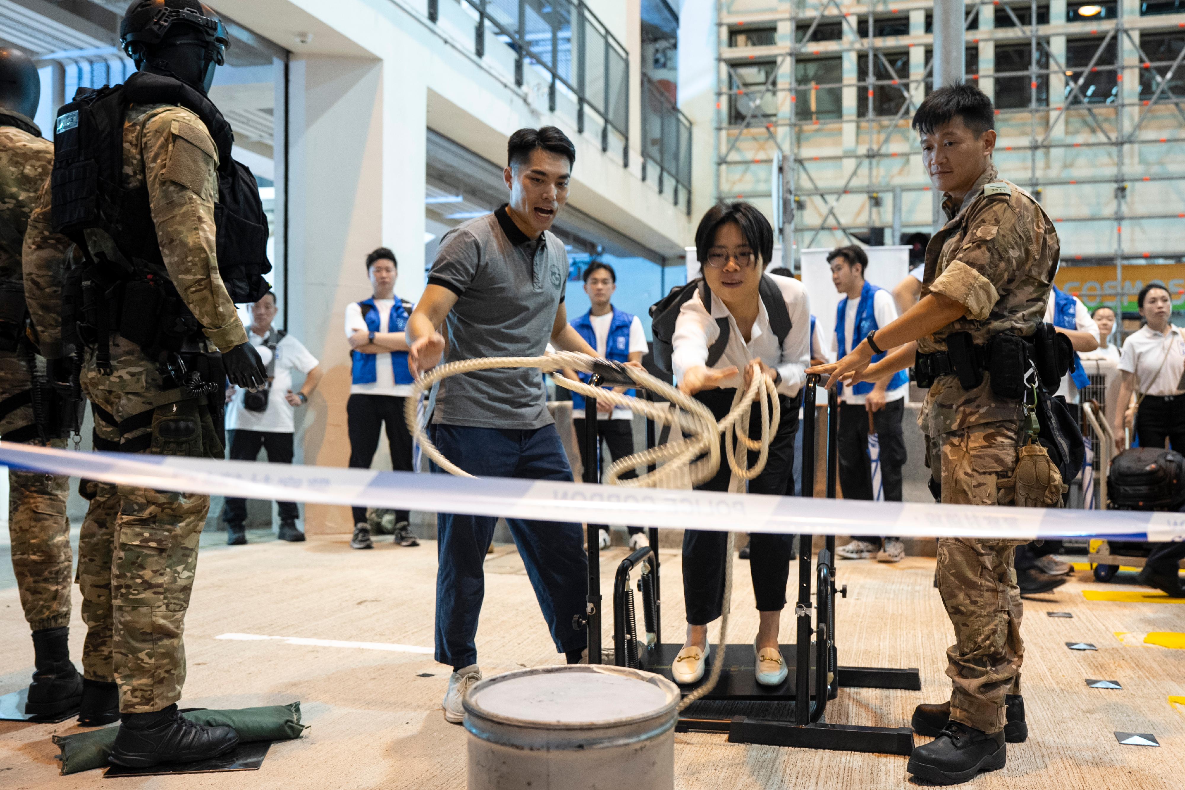 The Hong Kong Police Force today (June 22) organised the Police Recruitment Experience and Assessment Day at the Hong Kong Police College. Officers of the Marine Region’s Small Boat Division interact with a participant in a hands-on game designed to highlight the strength and expertise of elite units.