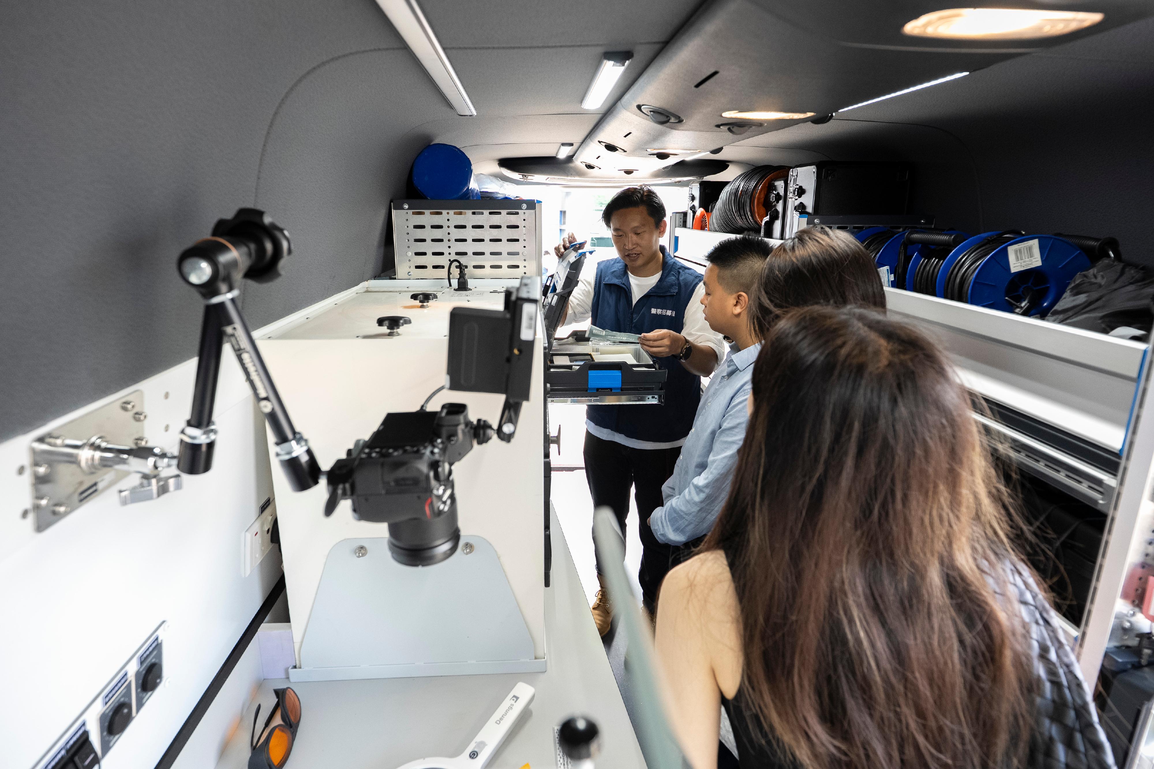 The Hong Kong Police Force today (June 22) organised the Police Recruitment Experience and Assessment Day at the Hong Kong Police College. Officers from the Identification Bureau introduce participants to the various instruments and equipment inside the "CSI Mobile Laboratory", providing an up-close look at crime scene investigation technology.
