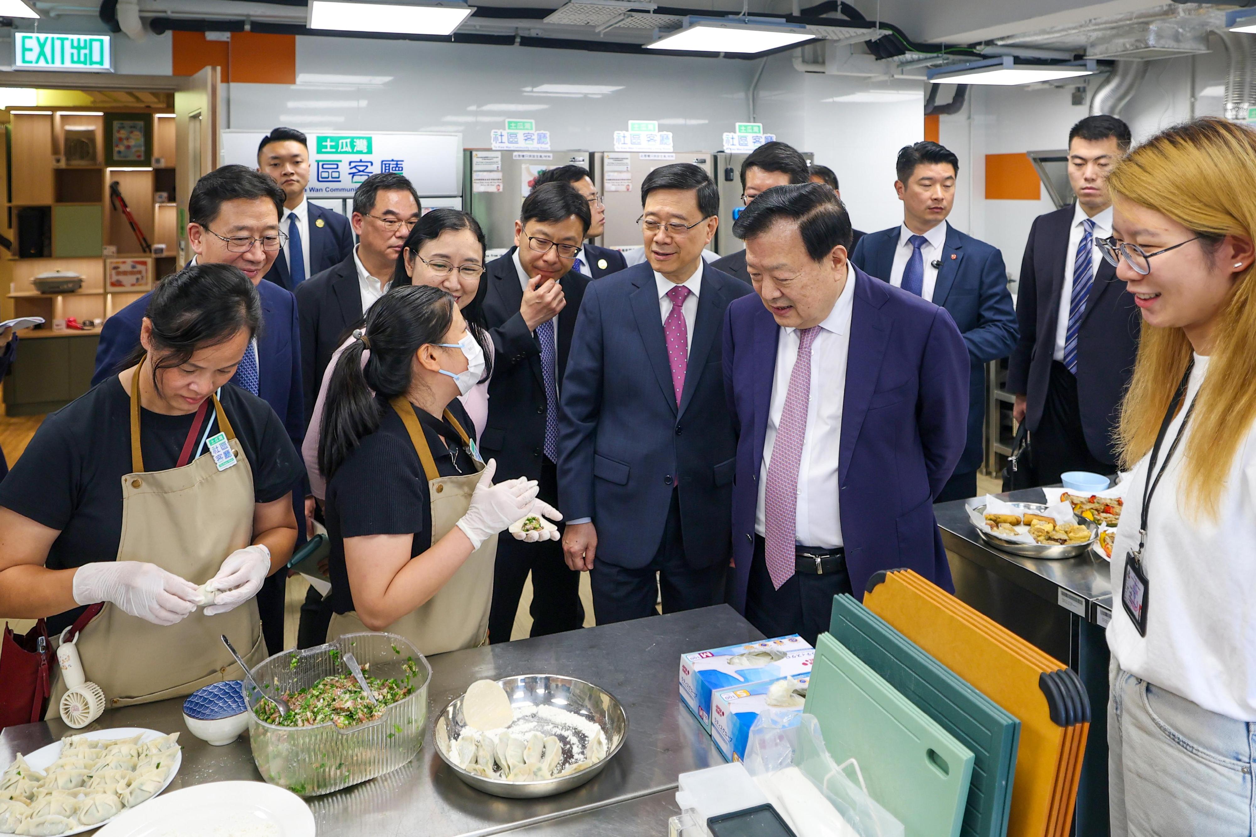 中央港澳工作辦公室主任、國務院港澳事務辦公室主任夏寶龍（前排右二）今日（六月二十二日）由行政長官李家超（前排右三）和勞工及福利局局長孫玉菡（前排右四）陪同，視察土瓜灣社區客廳設施，了解特區政府「社區客廳試行計劃」推行情況，並與使用者交流。