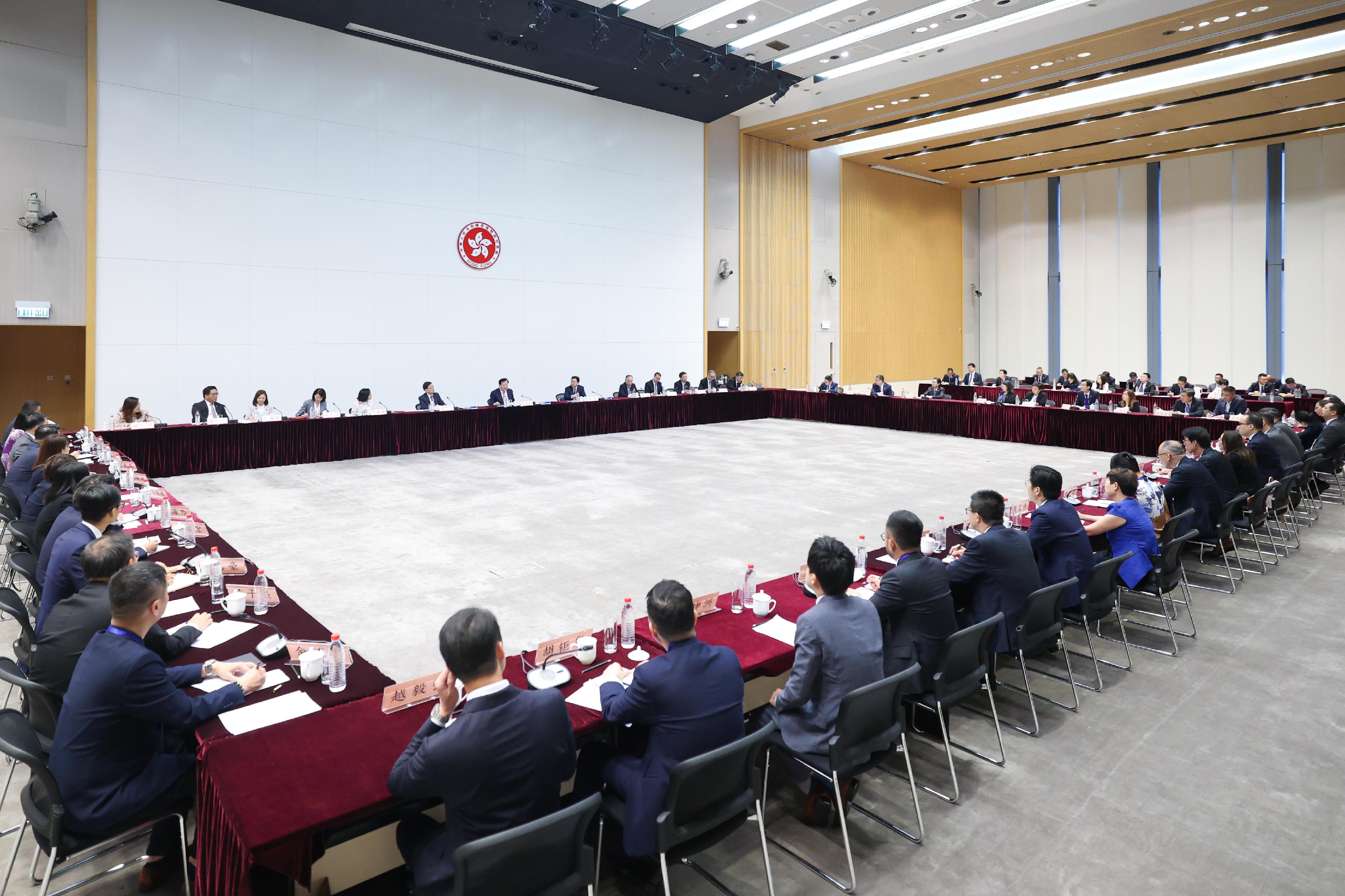 The Director of the Hong Kong and Macao Work Office of the Communist Party of China Central Committee and the Hong Kong and Macao Affairs Office of the State Council, Mr Xia Baolong, together with the Chief Executive, Mr John Lee, and the Secretary for Home and Youth Affairs, Miss Alice Mak, today (June 22) met with the chairmen and representatives of the 18 District Councils at the engagement session and received briefings on their district work.