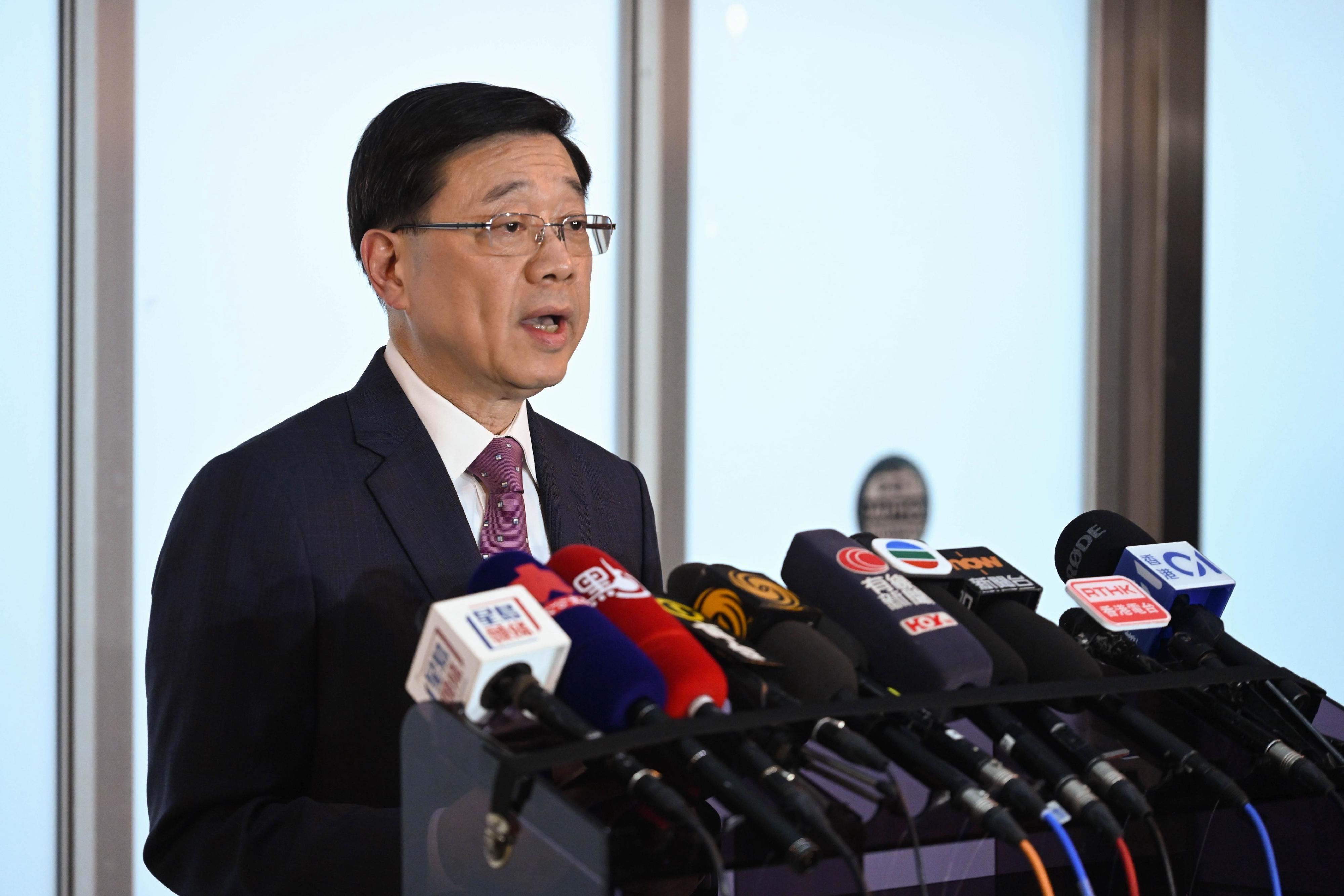 行政長官李家超今日（六月二十二日）在深圳灣口岸為中央港澳工作辦公室主任、國務院港澳事務辦公室主任夏寶龍送行後會見傳媒。