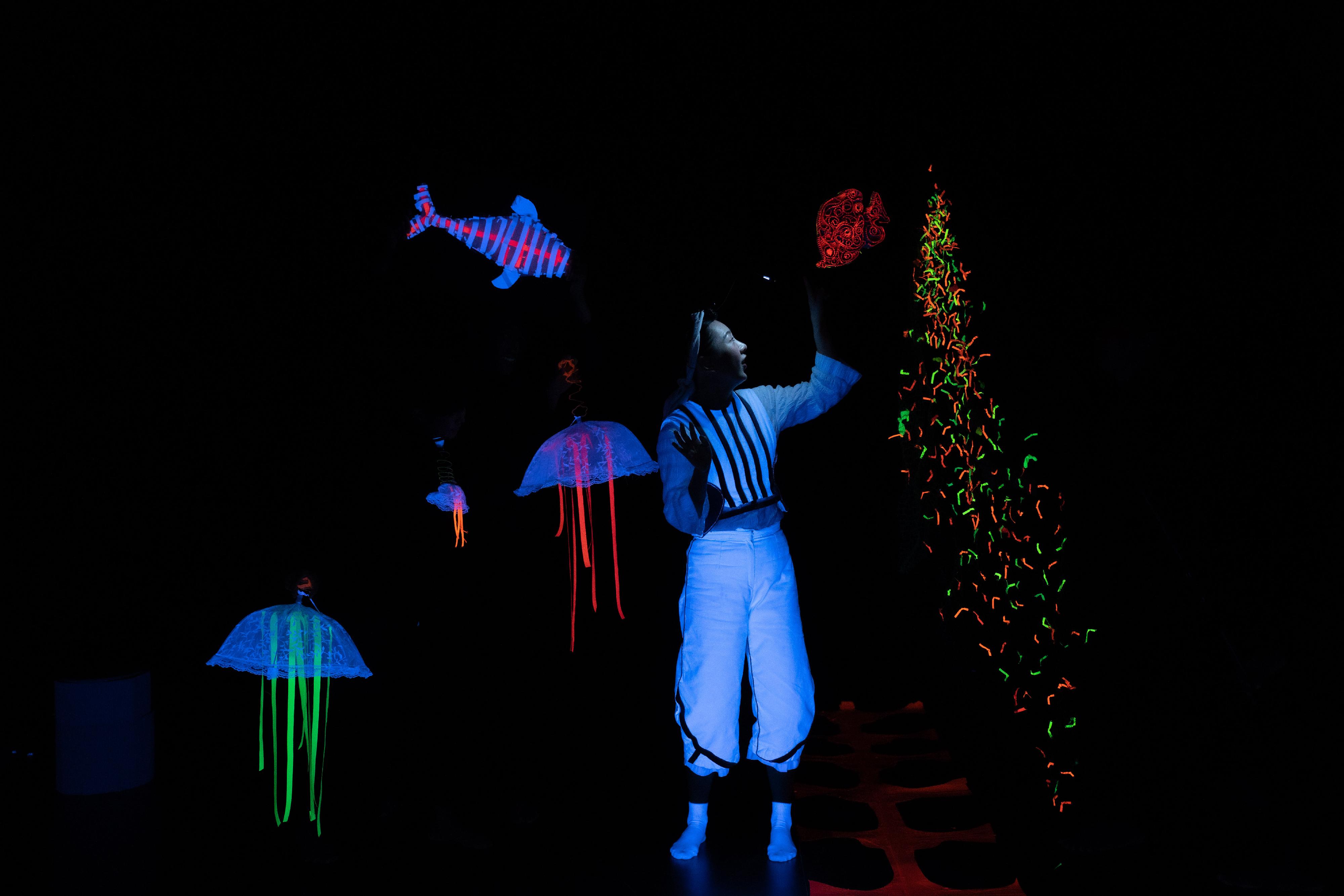 For the International Arts Carnival, a summer arts festival organised by the Leisure and Cultural Services Department, the Korean art group HADDANGSE will present its signature multimedia theatre production "Waiting!" this year.
