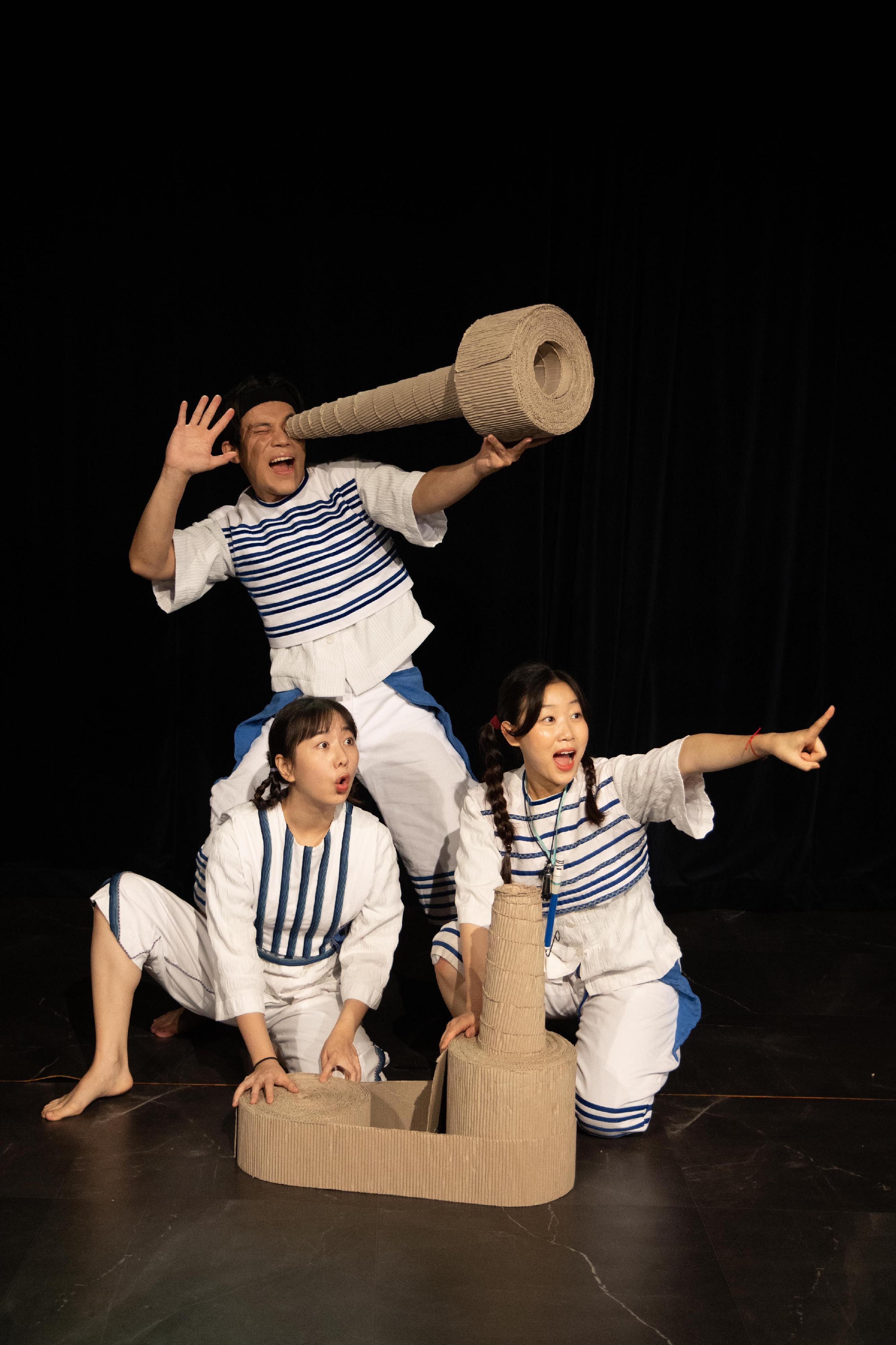 康樂及文化事務署主辦暑期藝術節「國際綜藝合家歡」，今年韓國天地人劇團將呈獻其代表作多媒體劇場《咕嚕咕嚕深海找爸爸》。