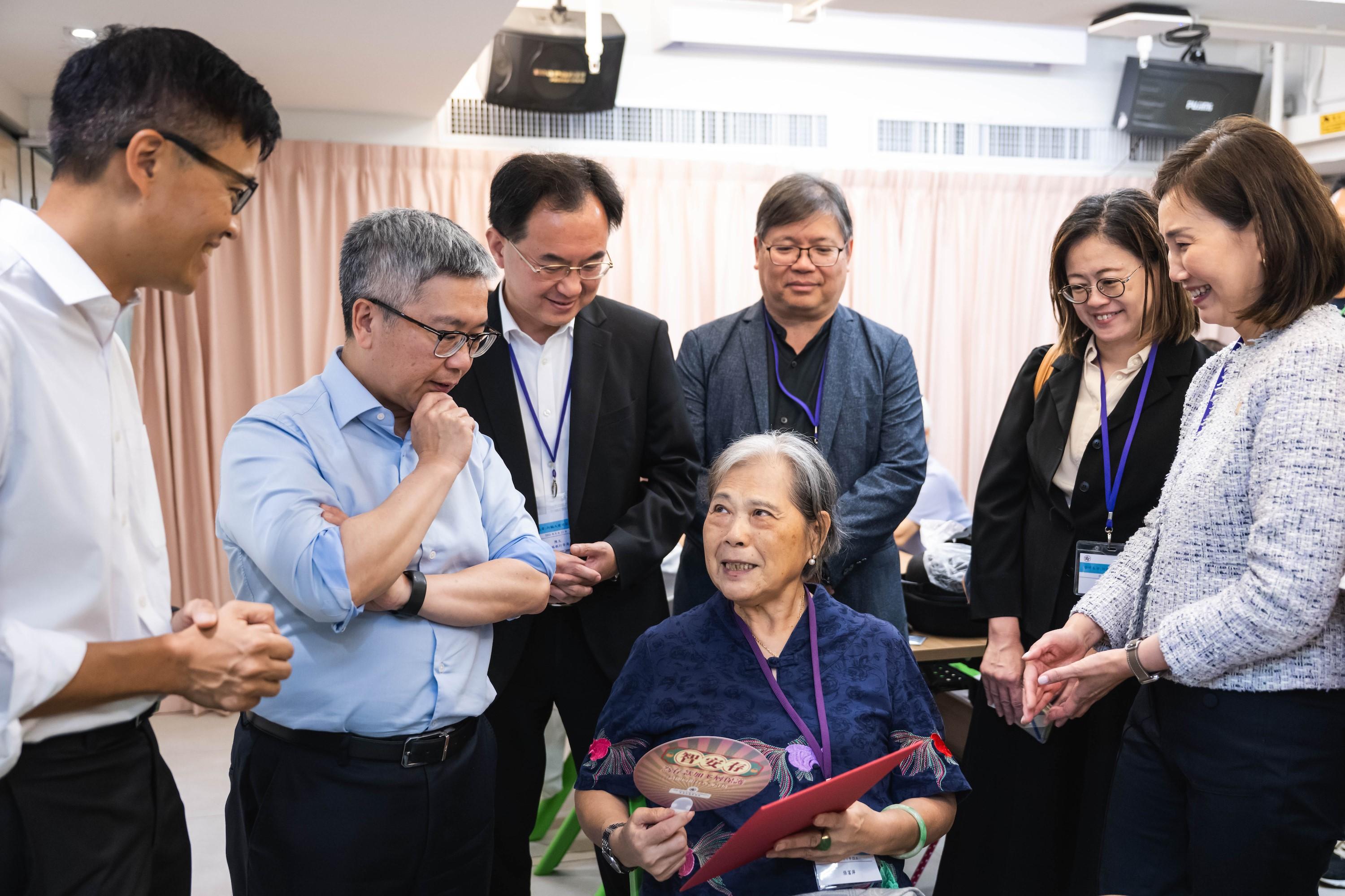 Representatives of the Hong Kong Monetary Authority and the Hong Kong Association of Banks interact with an elderly person who attended the launch ceremony of the "Smart Seniors Anti-Scam Ambassador Programme" on June 23.