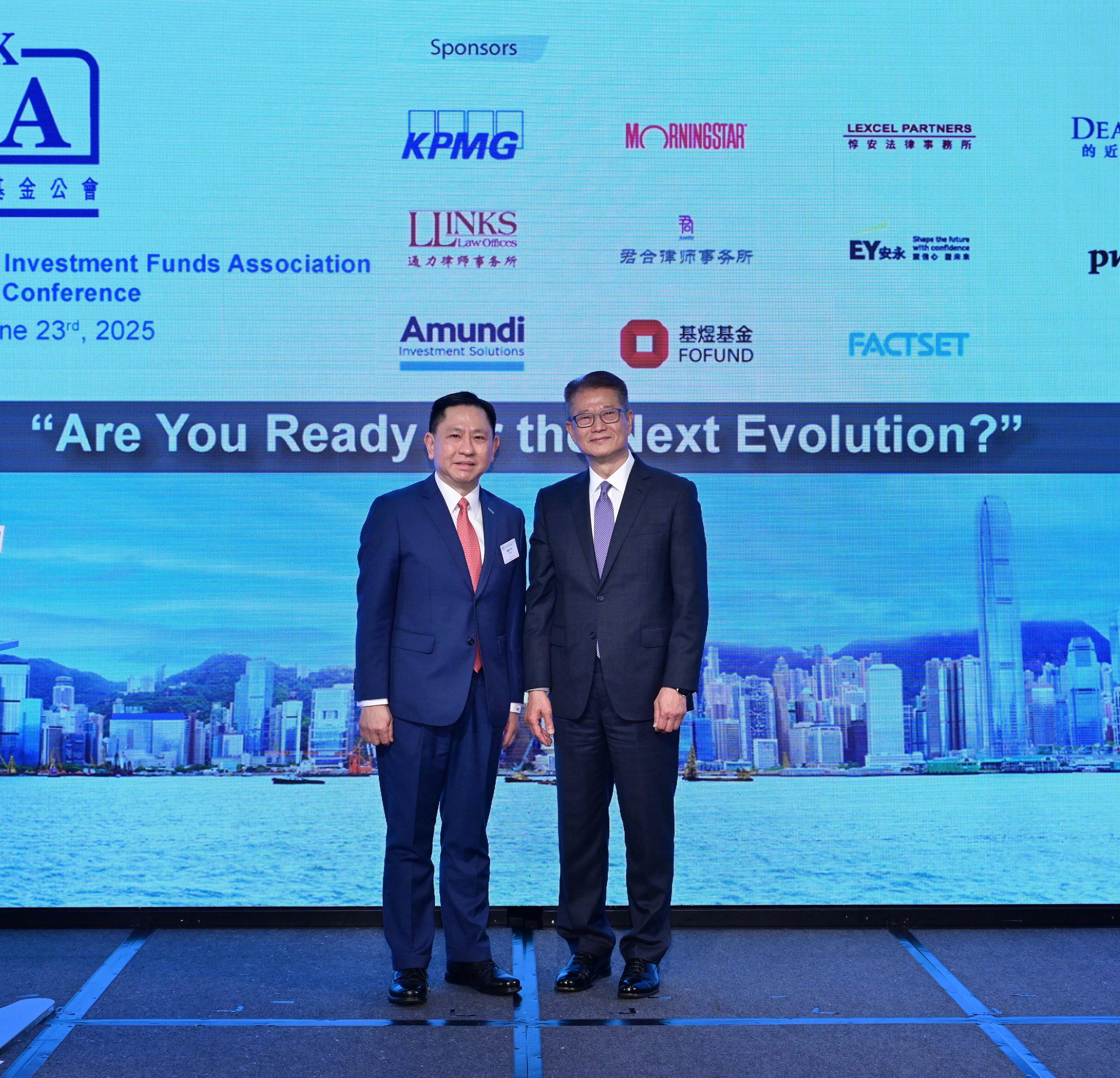 The Financial Secretary, Mr Paul Chan, attended the Hong Kong Investment Funds Association (HKIFA) 18th Annual Conference today (June 23). Photo shows Mr Chan (right) and the Chairman of the HKIFA, Mr Sam Yu (left), at the event.