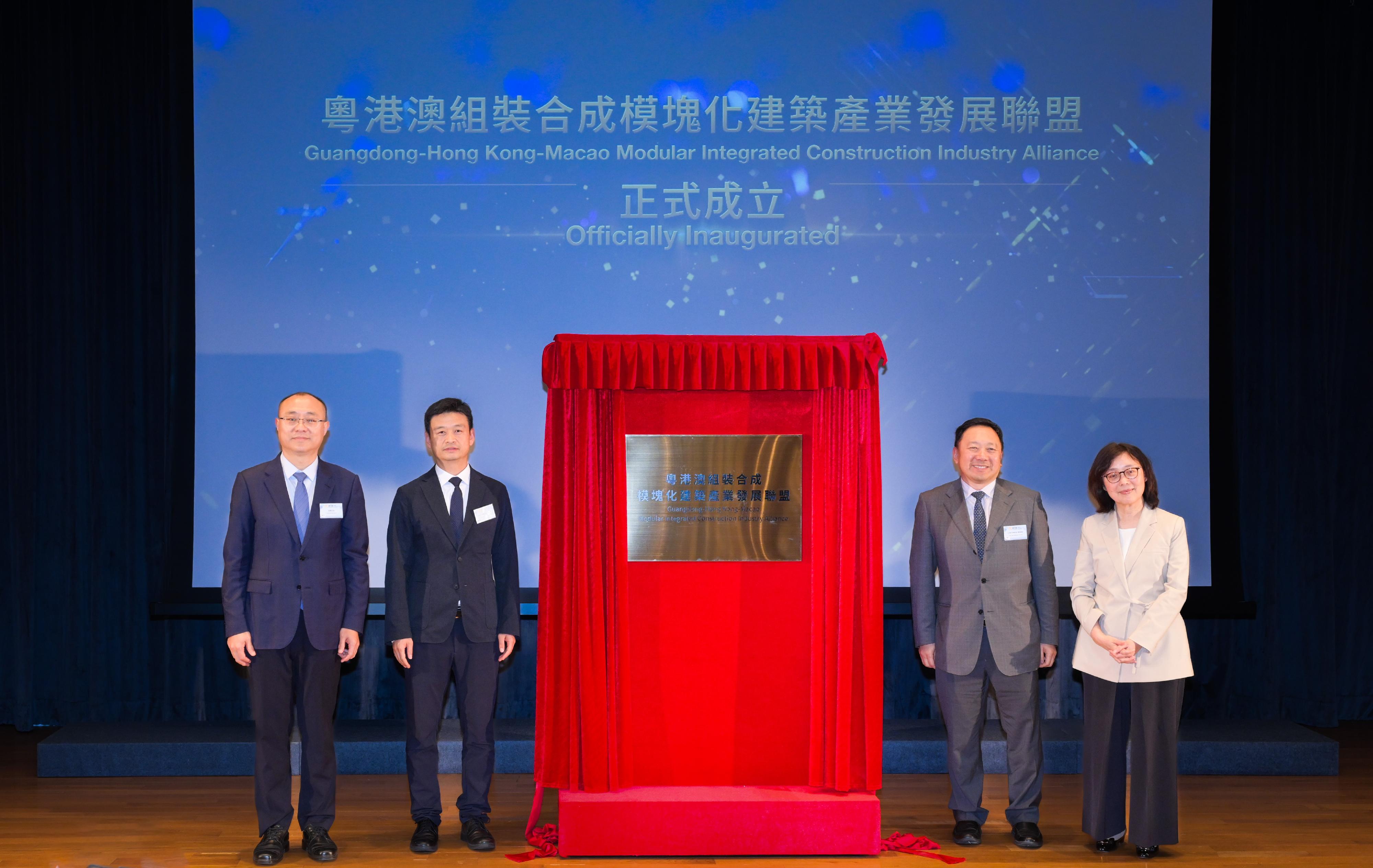 由發展局及廣東省住房和城鄉建設廳（廣東省住建廳）合辦的「組裝合成」模塊化建築產業發展周啓動禮今日（六月二十三日）舉行。圖示在粵港澳組裝合成模塊化建築產業發展聯盟（聯盟）揭牌儀式上，發展局局長甯漢豪（右一）和廣東省住建廳廳長張勇（左一）與聯盟代表、中國海外集團總經理及中國建築國際集團董事局主席張海鵬（左二）和聯盟代表及香港組裝合成建築廠商會會長黃天祥博士（右二）合照。