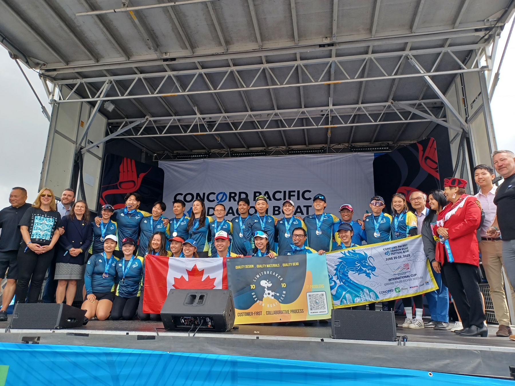 The Hong Kong Economic and Trade Office (Toronto) (Toronto ETO) recently supported the Ottawa Dragon Boat Festival and Vancouver's Concord Pacific Dragon Boat Festival in Canada. Photo shows the Acting Director of the Toronto ETO, Mr Gavin Yeung (second right), a winning team and other guests at the Concord Pacific Dragon Boat Festival in Vancouver on June 21 (Vancouver time).