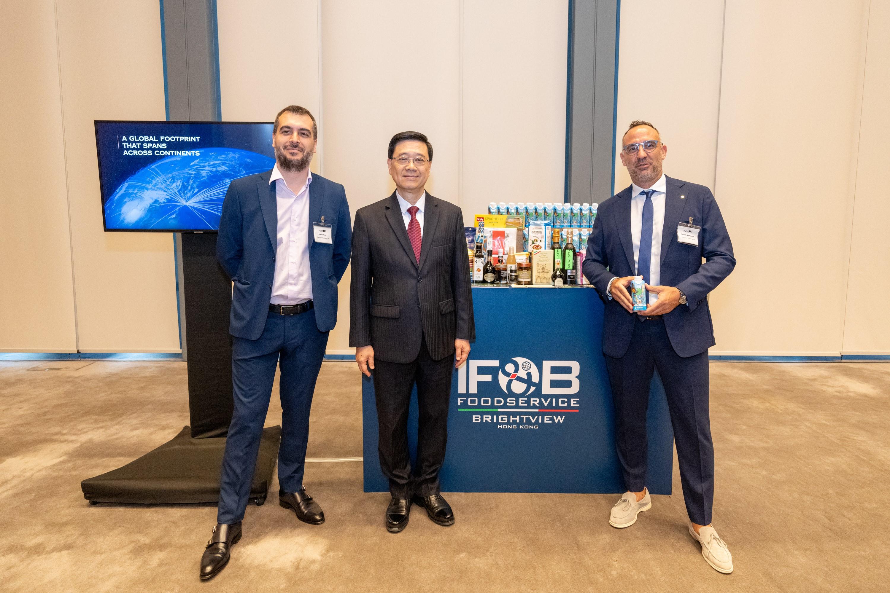 Invest Hong Kong (InvestHK) hosted a reception today (June 24) for new establishments of international and Mainland businesses in Hong Kong to thank businesses for their trust and support in Hong Kong's business environment. A product display area was featured at the reception, showcasing InvestHK clients' innovations and business ideas across sectors such as innovation and technology, consumer products, and tourism and hospitality. Photo shows  the Chief Executive, Mr John Lee (centre), visiting Italian food importer and distributor Bright View Trading booth, which showcases its series of boxed water designs, incorporating Hong Kong landmarks and local sceneries. It shows the brand's recognition and creative integration of local culture. Through its unique packaging design, the brand brings "Hong Kong Story" into consumers' daily lives, injecting new impetus into the consumer goods market.



