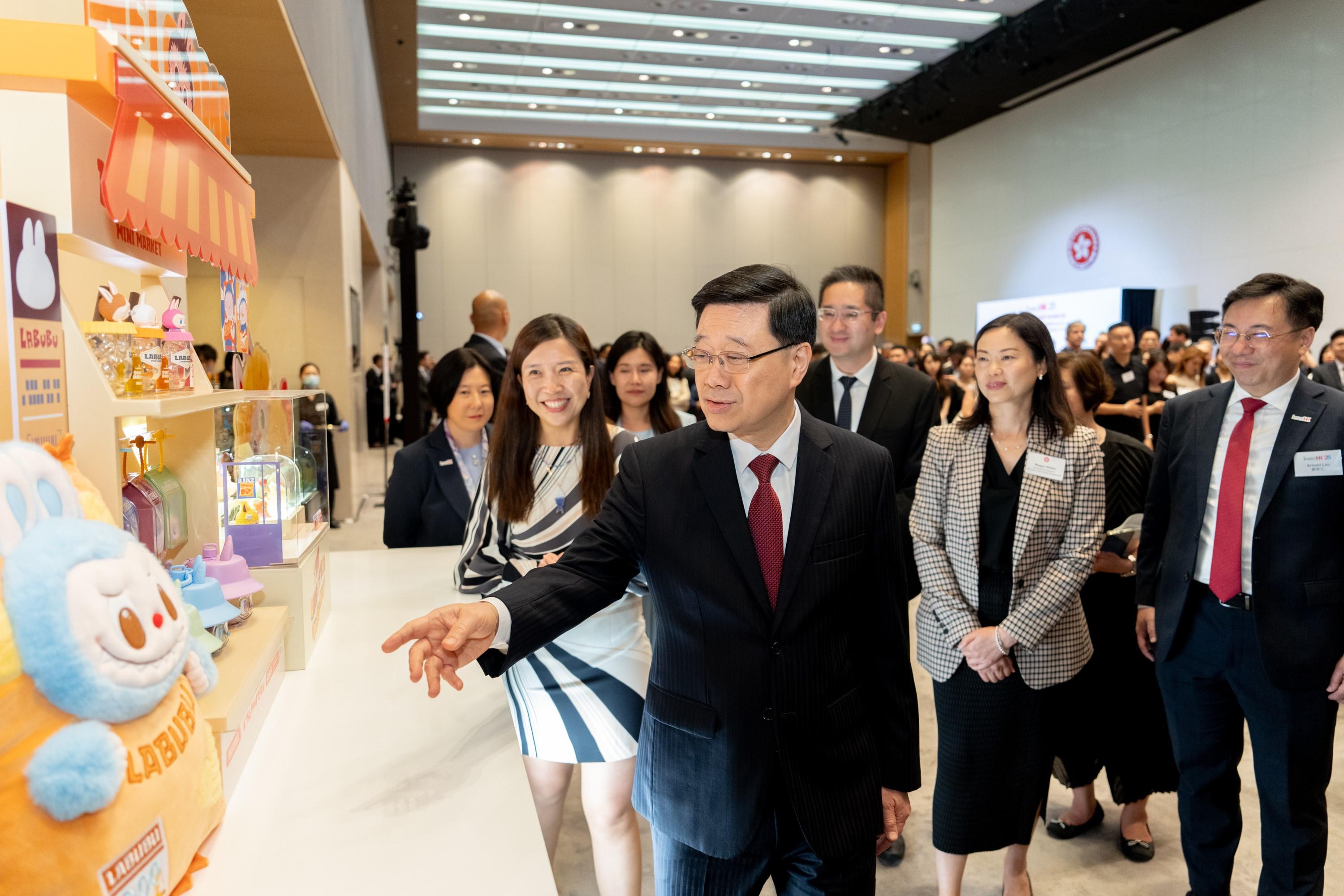 投資推廣署今日（六月二十四日）舉辦國際及內地企業落戶香港歡迎會，感謝企業對香港營商環境的信任和支持。場內設有多個透過投資推廣署協助落戶本港的企業產品展示區，展示客戶的創新和商業理念，涵蓋創新科技、消費產品、旅遊和款待等領域。圖示行政長官李家超（中）參觀泡泡瑪特展位。泡泡瑪特與多位香港藝術家合作，推出的產品深受世界各地潮流愛好者喜愛，充分體現香港在文化創意產業及知識產權授權方面的發展潛力與優勢。