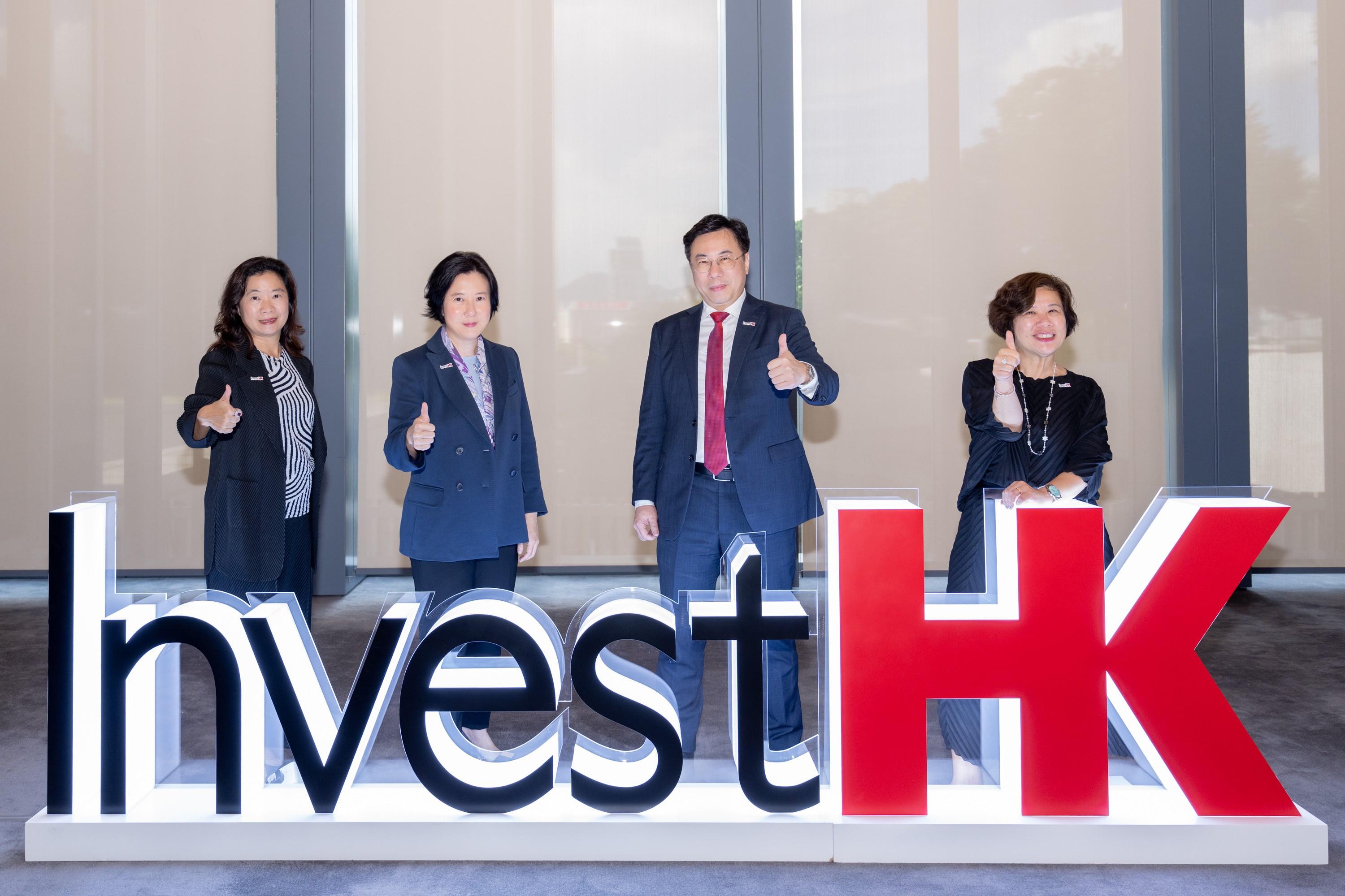 投資推廣署署長劉凱旋（左二）、投資推廣署助理署長劉智元（右二）、投資推廣署助理署長鄭美娟（右一）及署理投資推廣署助理署長李淑菁（左一）今日（六月二十四日）於投資推廣署舉辦的國際及內地企業落戶香港歡迎會上合照。