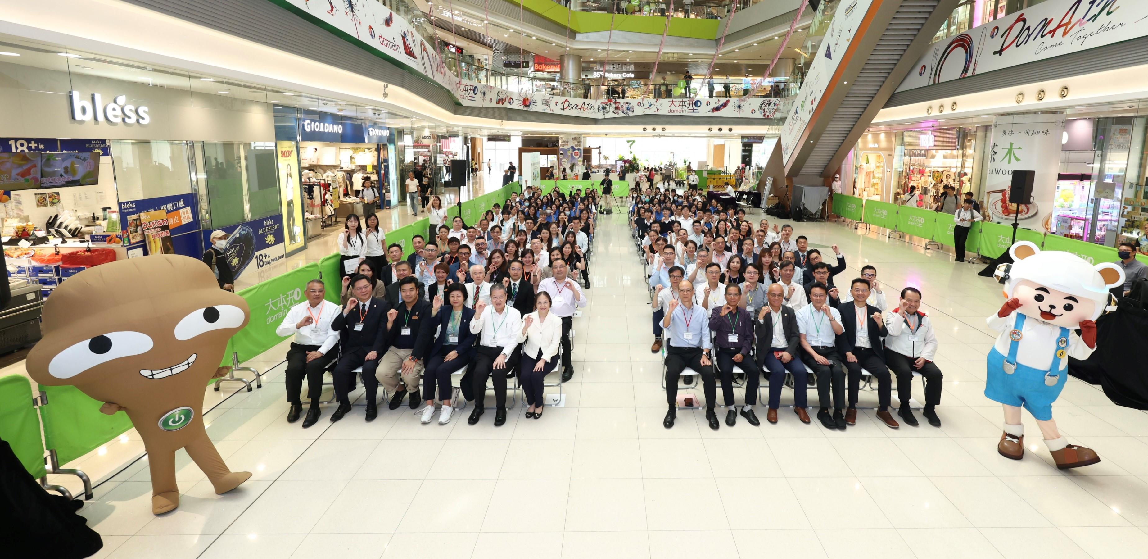 The Environment and Ecology Bureau and the Electrical and Mechanical Services Department held the Launching Ceremony for Energy Saving Charter 2025 and 4T Charter today (June 24) to encourage the community to save energy, reduce carbon emission and accelerate the low-carbon transformation of Hong Kong. Picture shows the Under Secretary for Environment and Ecology, Miss Diane Wong (front row, sixth left), and the Deputy Director of Electrical and Mechanical Services (Regulatory Services), Mr Chan Pak-cheung (front row, sixth right), with guests at the launching ceremony.