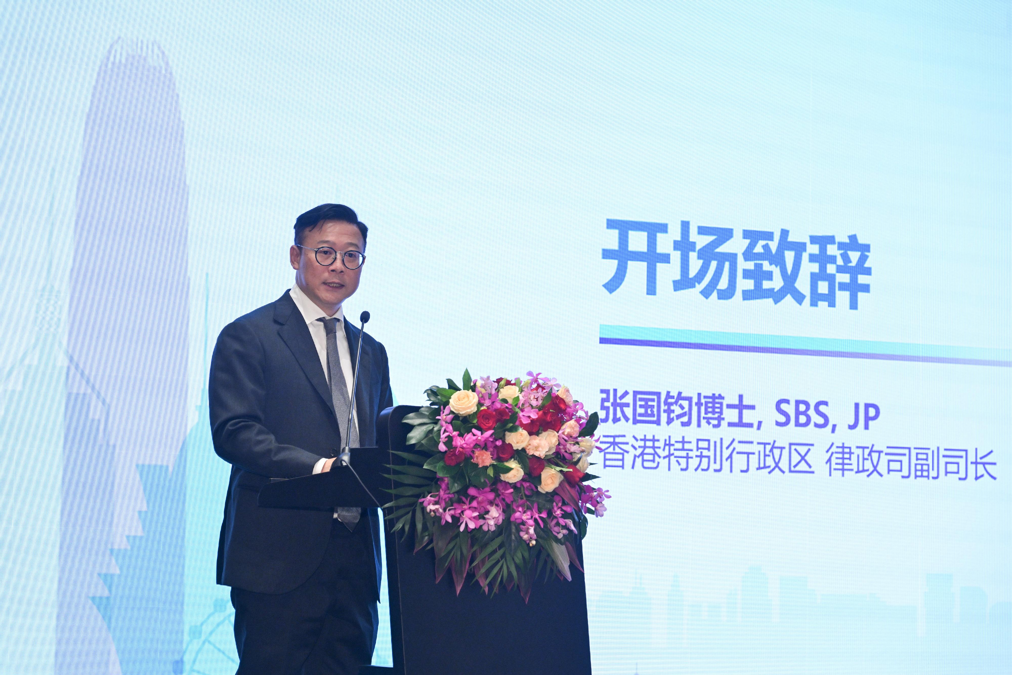 The Deputy Secretary for Justice, Dr Cheung Kwok-kwan, today (June 24) led a delegation comprising representatives from Hong Kong's legal and financial sectors to Guangzhou for a luncheon to exchange views with senior executives of Guangdong enterprises. Photo shows Dr Cheung delivering a speech at the luncheon.