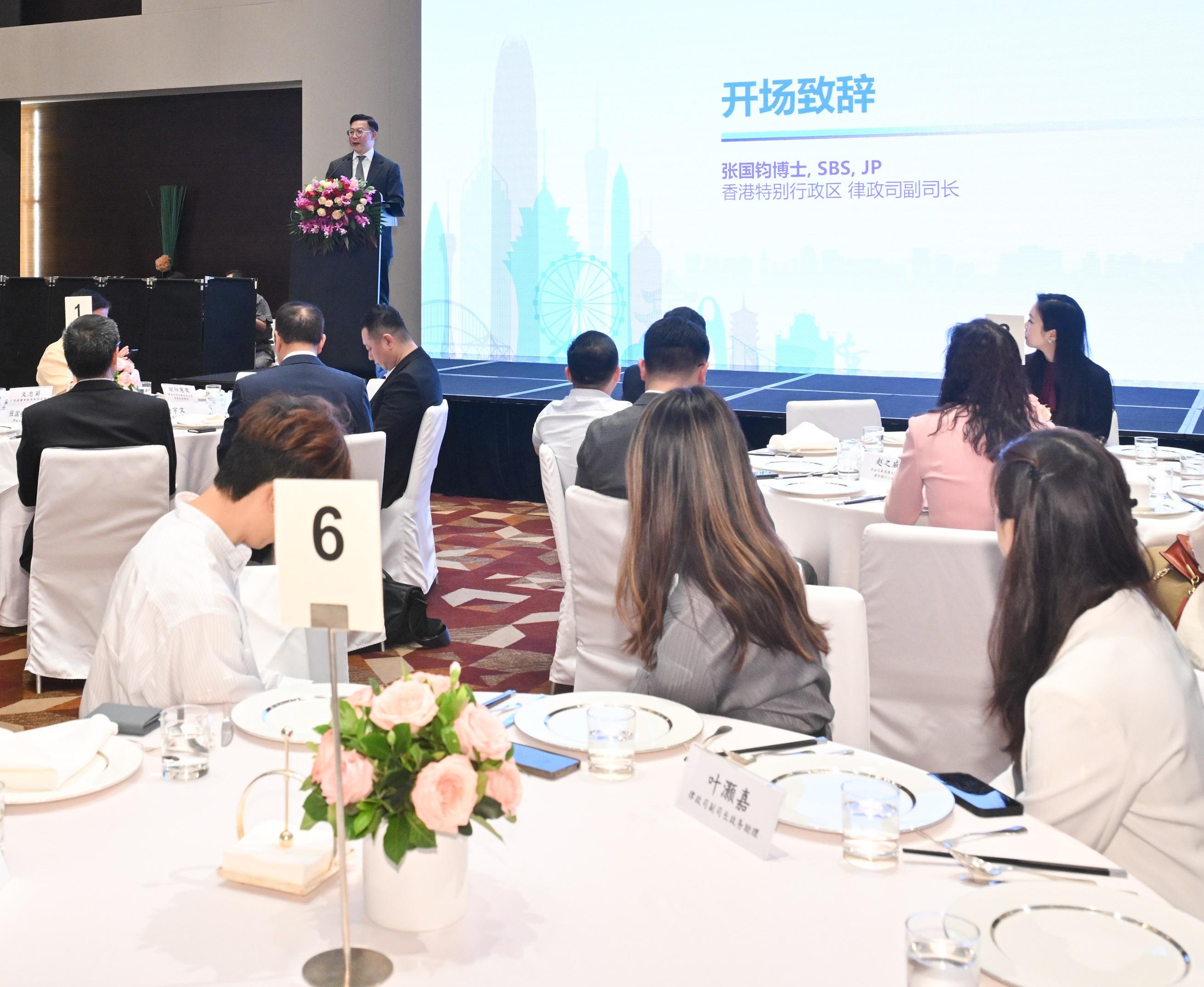 The Deputy Secretary for Justice, Dr Cheung Kwok-kwan, today (June 24) led a delegation comprising representatives from Hong Kong's legal and financial sectors to Guangzhou for a luncheon to exchange views with senior executives of Guangdong enterprises. Photo shows Dr Cheung delivering a speech at the luncheon.