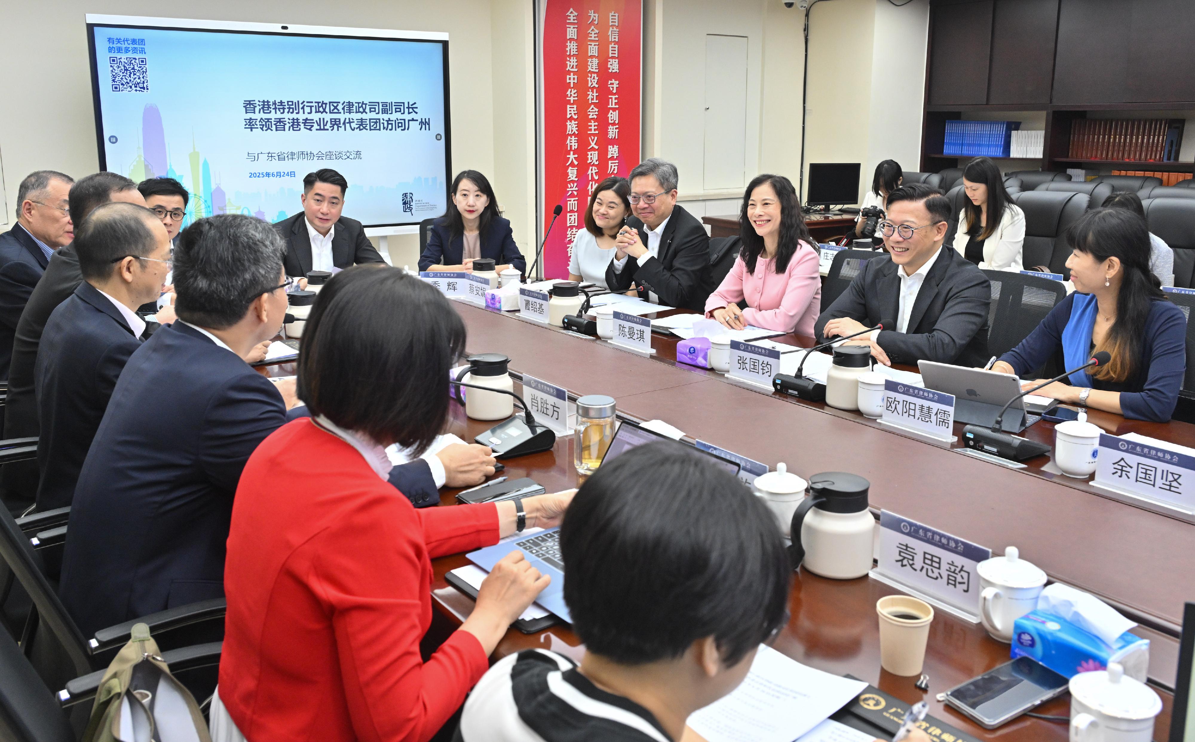 The Deputy Secretary for Justice, Dr Cheung Kwok-kwan, today (June 24) led a delegation comprising representatives from Hong Kong's legal and financial sectors to Guangzhou. Photo shows Dr Cheung (second right) and legal profession members of the delegation holding a discussion with the Guangdong Lawyers Association.