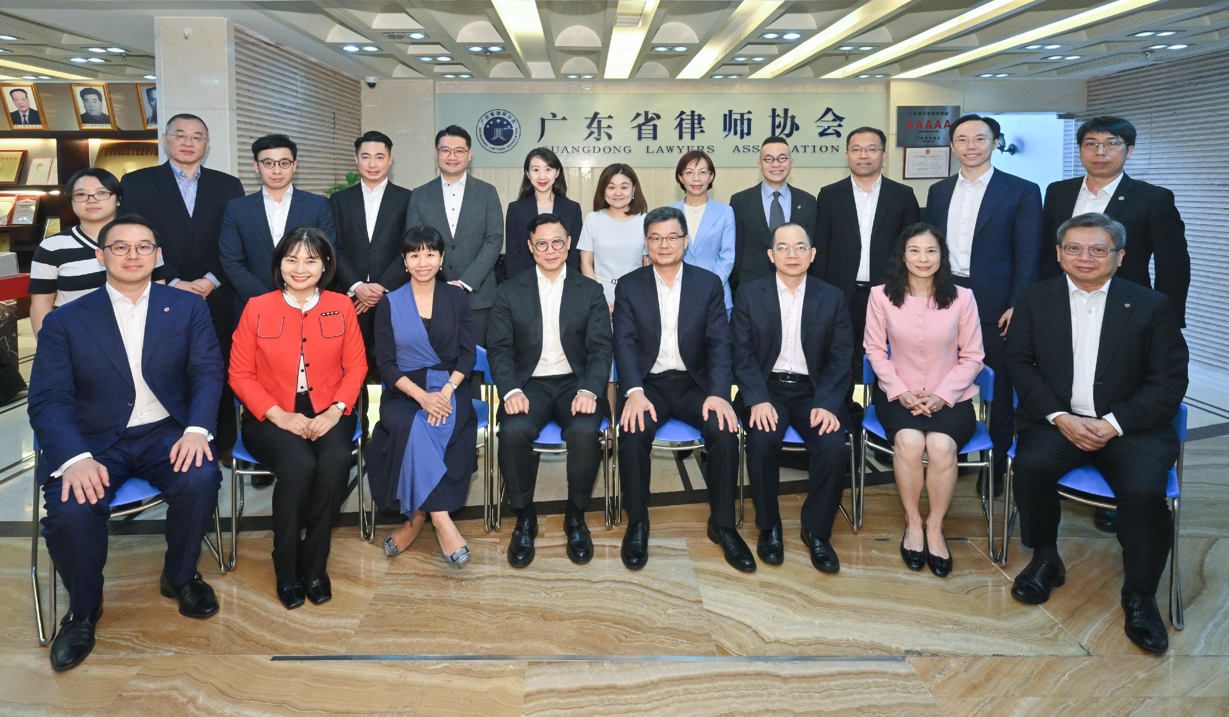 The Deputy Secretary for Justice, Dr Cheung Kwok-kwan, today (June 24) led a delegation comprising representatives from Hong Kong's legal and financial sectors to Guangzhou. Photo shows Dr Cheung (front row, fourth left) and legal profession members of the delegation with representatives of the Guangdong Lawyers Association.
