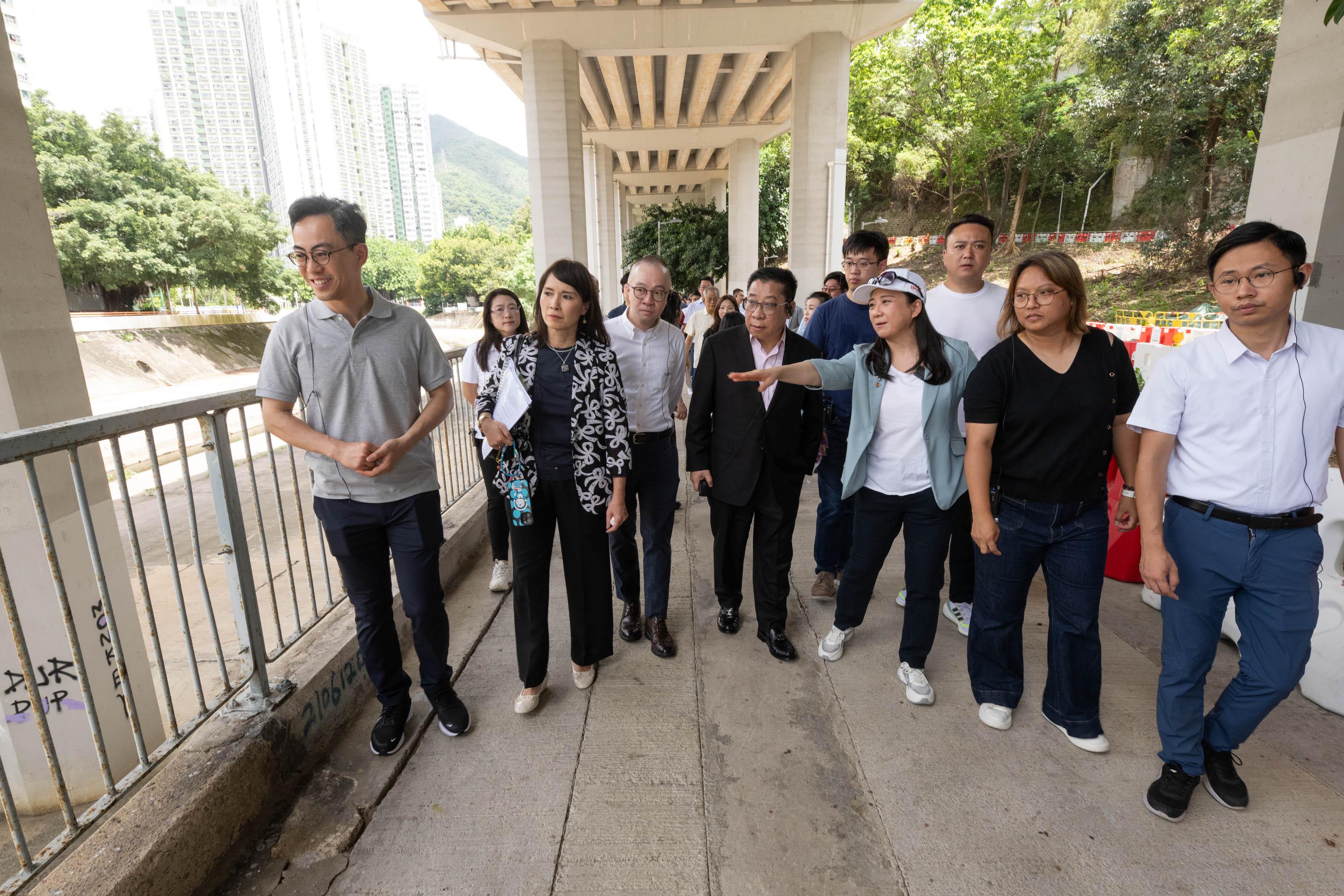 The Legislative Council Members and Sha Tin District Council (DC) members visited Tai Wai Nullah today (June 24) to learn about the views of DC members regarding the Tai Wai Nullah revitalization project.