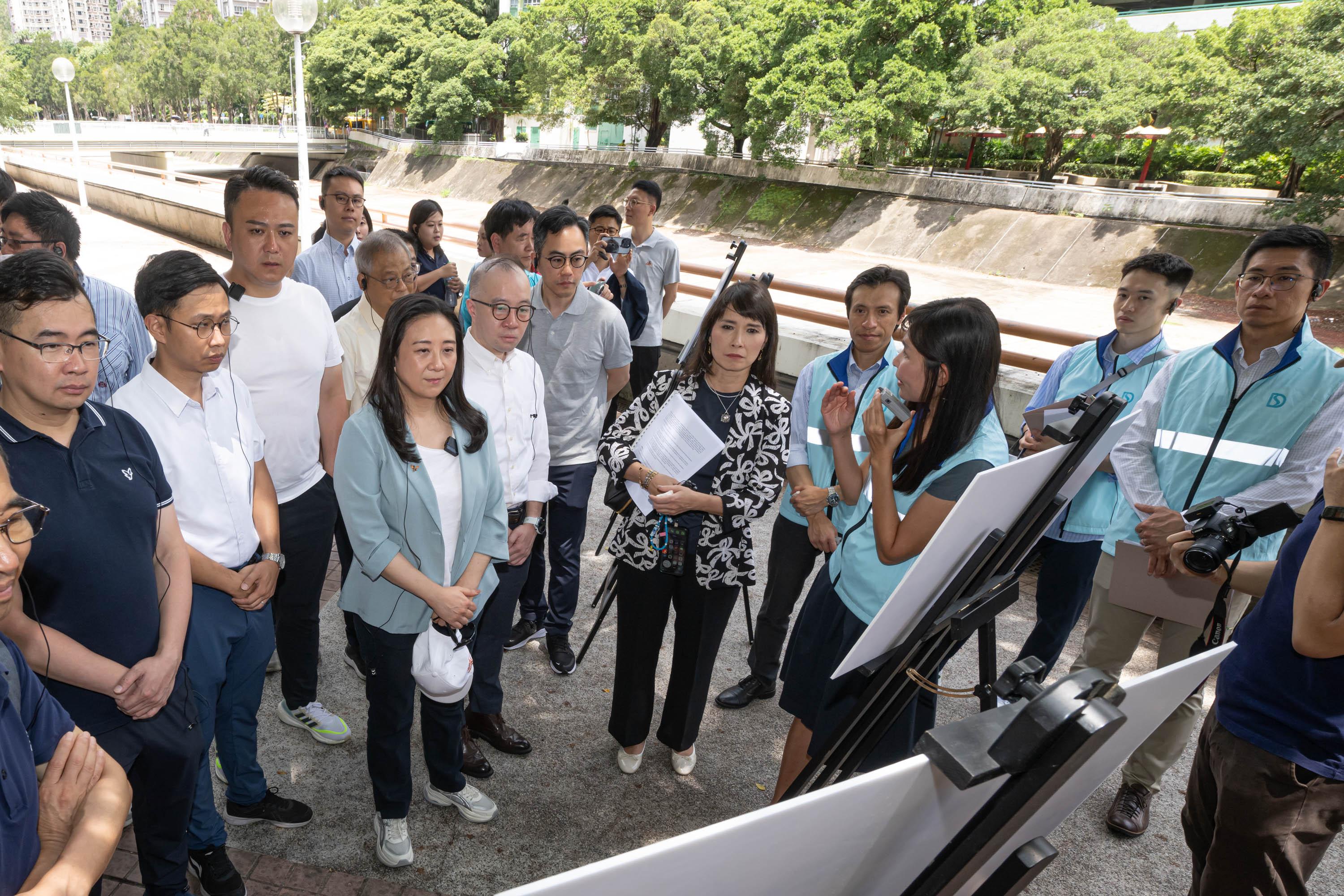 The Legislative Council (LegCo) Members and Sha Tin District Council (DC) members visited Tai Wai Nullah today (June 24) to learn about the views of DC members regarding the Tai Wai Nullah revitalization project. Photo shows LegCo Members receiving a briefing by representatives of the Drainage Services Department on the Tai Wai Nullah revitalization project.
