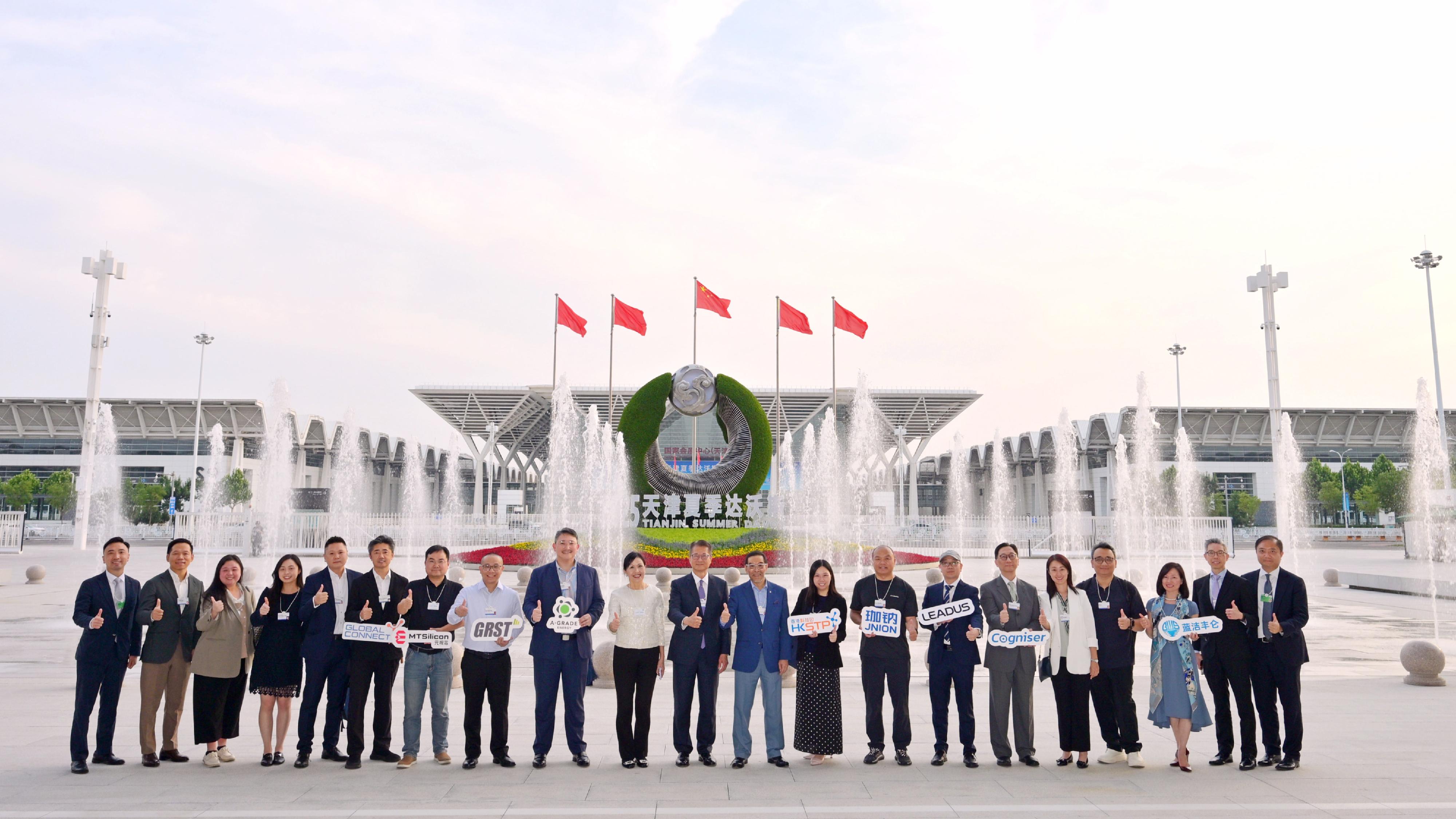 財政司司長陳茂波（中）今日（六月二十四日）在天津訪問並出席世界經濟論壇2025年新領軍者年會（又稱夏季達沃斯論壇）。圖示陳茂波昨日（六月二十三日）抵達天津後，與初創代表團的部分成員合照。 