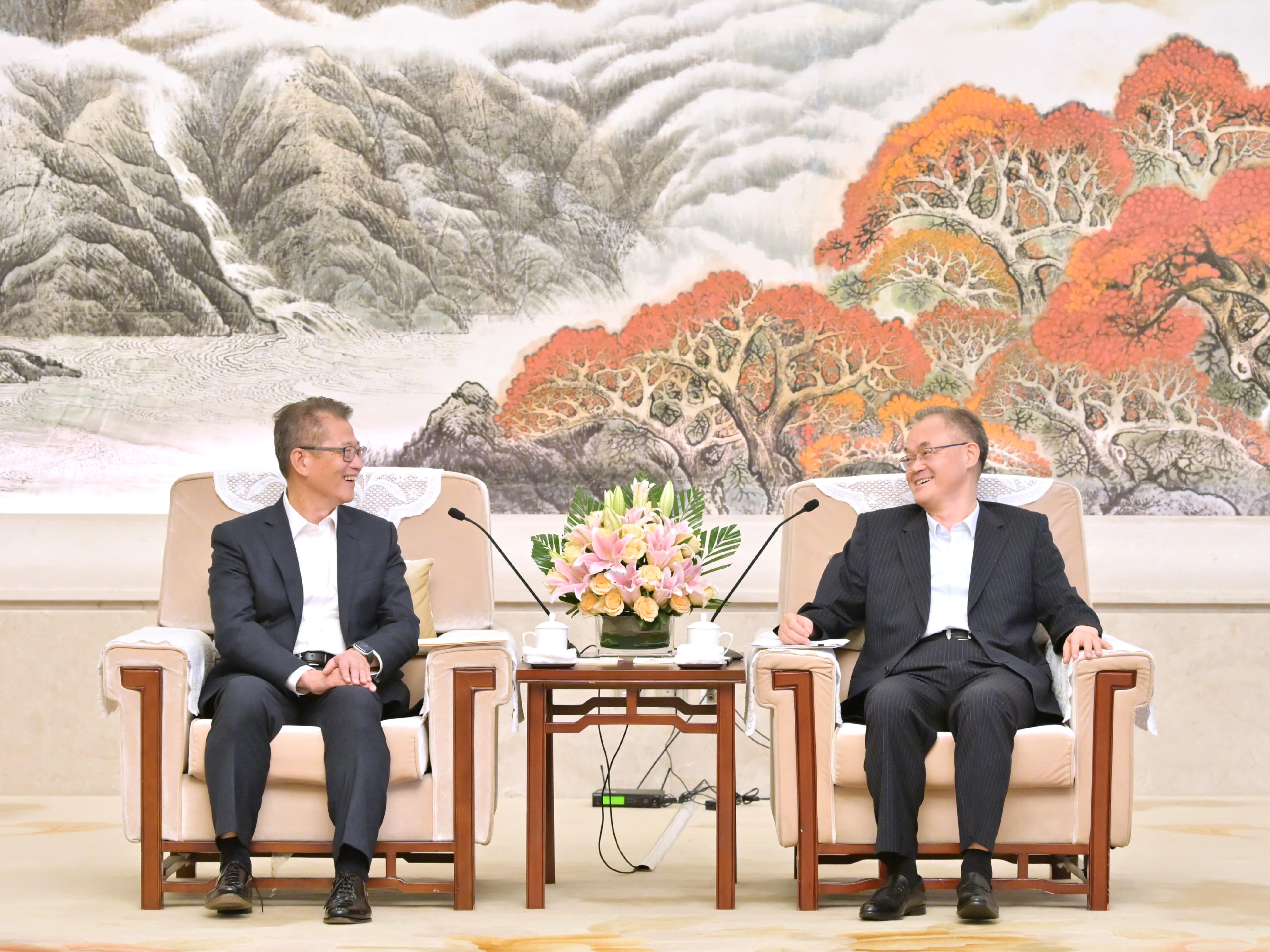 財政司司長陳茂波（左）今日（六月二十四日）在天津訪問並出席世界經濟論壇2025年新領軍者年會（又稱夏季達沃斯論壇）。圖示陳茂波與天津市委副書記劉桂平（右）會面。 