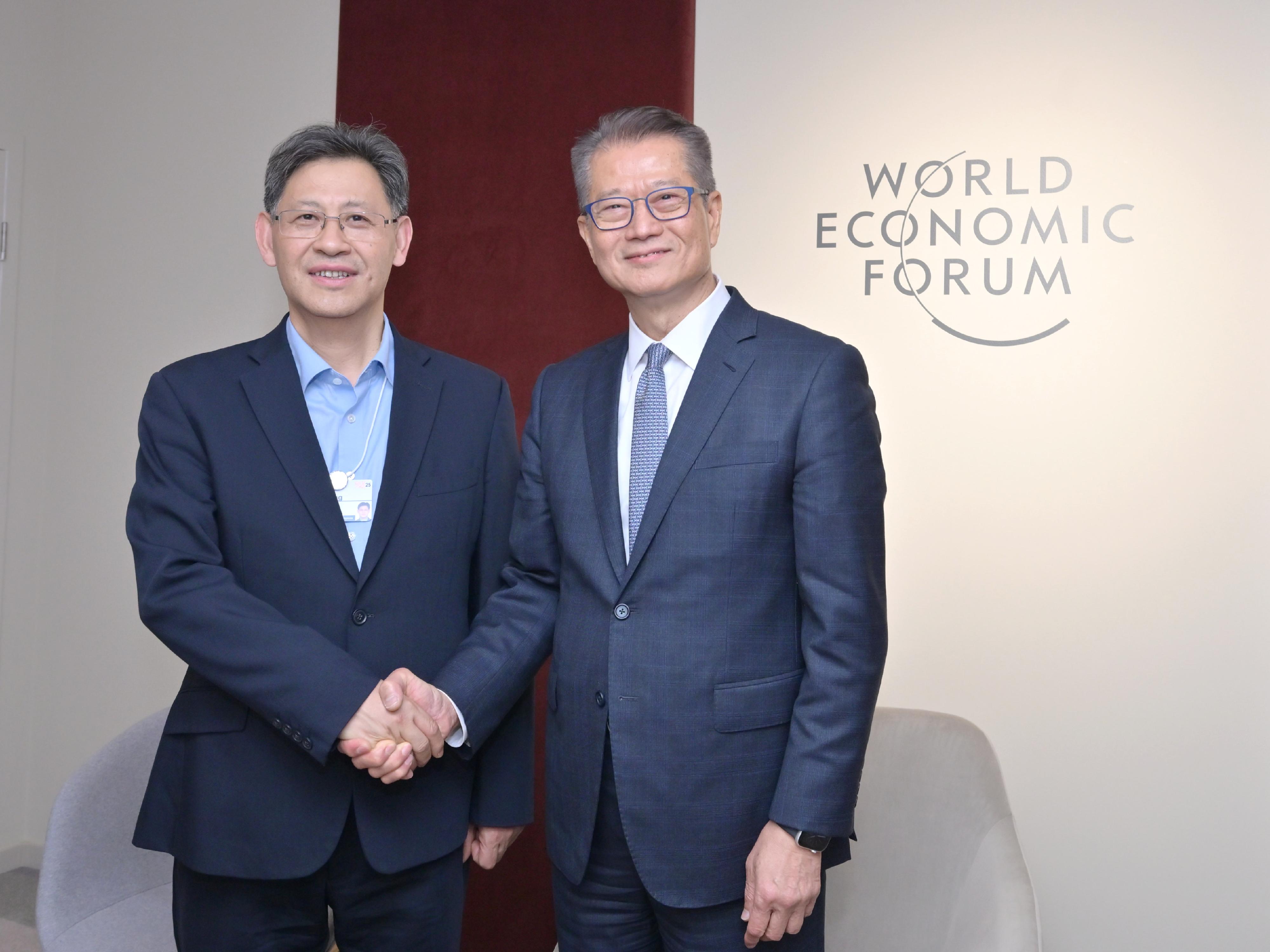 The Financial Secretary, Mr Paul Chan (right), visited Tianjin today (June 24) and attended the World Economic Forum Annual Meeting of the New Champions 2025 (also known as Summer Davos). Photo shows Mr Chan meeting with the Mayor of Xi'an, Mr Ye Niuping (left). 
