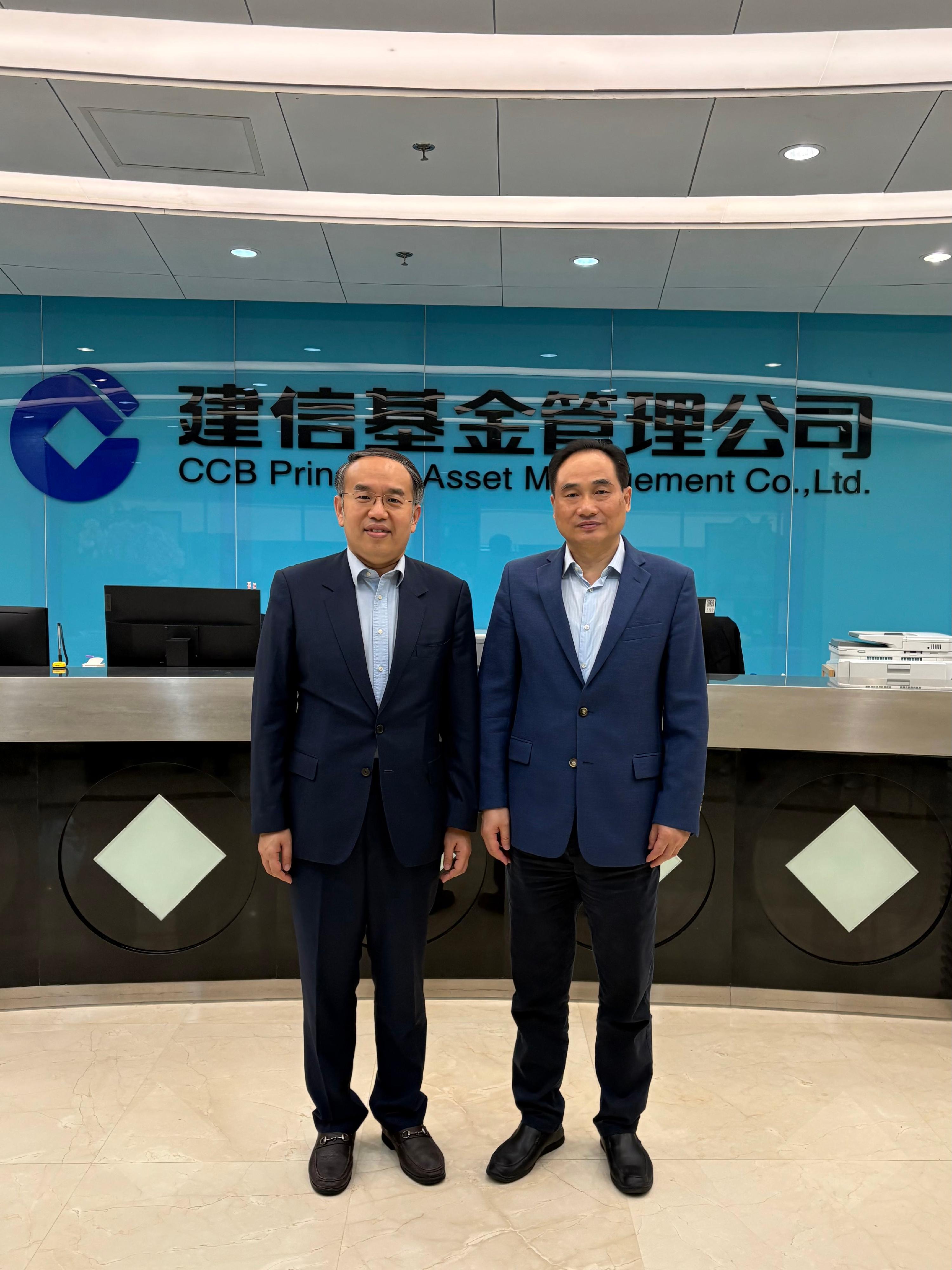 The Secretary for Financial Services and the Treasury, Mr Christopher Hui (left), is pictured with the Chief Financial Officer of the China Construction Bank, Mr Sheng Liurong (right), after their meeting in Beijing yesterday (June 24).