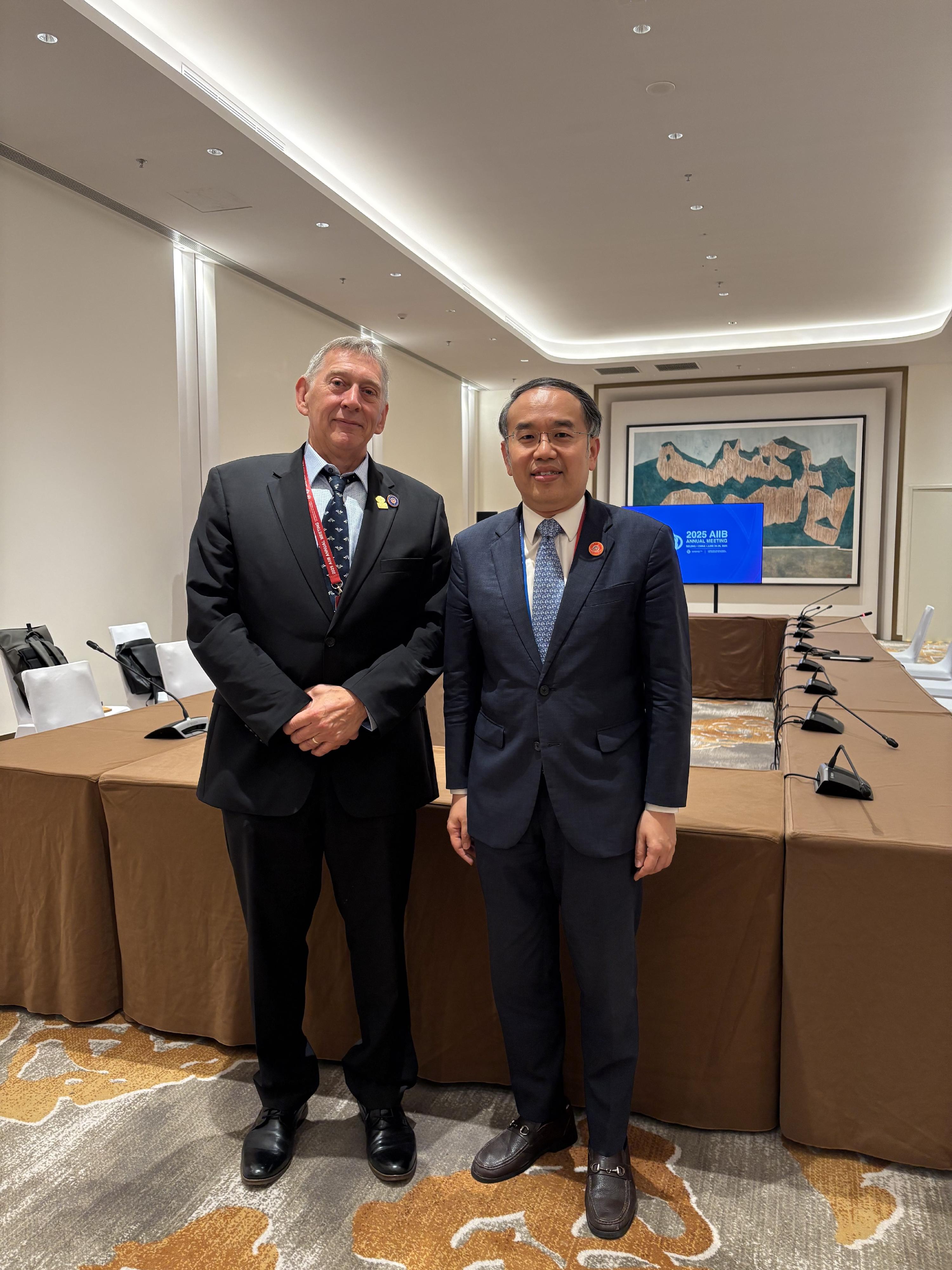 The Secretary for Financial Services and the Treasury, Mr Christopher Hui (right), had a bilateral meeting with the Germany delegation on the sidelines of the 10th Annual Meeting of the Board of Governors of the Asian Infrastructure Investment Bank in Beijing today (June 25) to explore opportunities for co-operation. Next to him is the Deputy Director General for International Financial Relations of the Federal Ministry of Finance of Germany, Mr Rüdiger von Kleist (left).