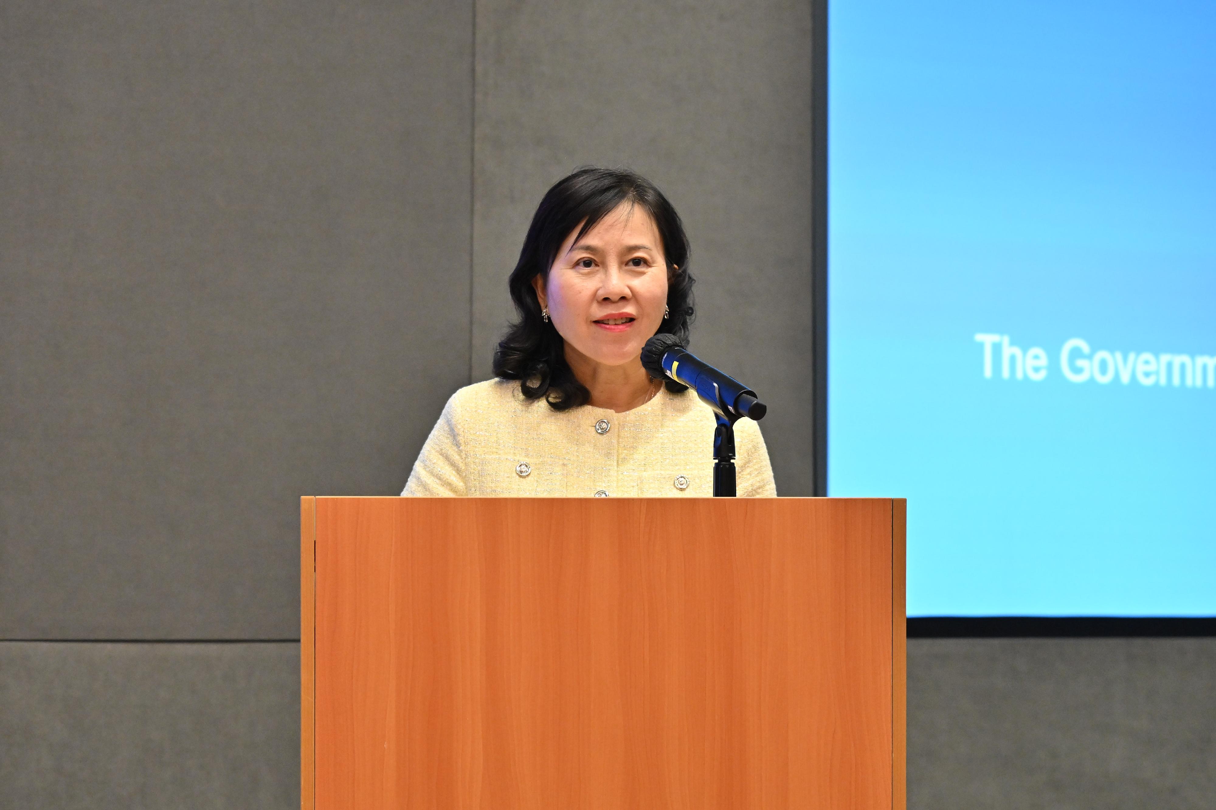 內地—香港綠色能源交流對接活動今日（六月二十五日）在香港和深圳同步舉行。圖示運輸及物流局局長陳美寶在香港會場致辭。