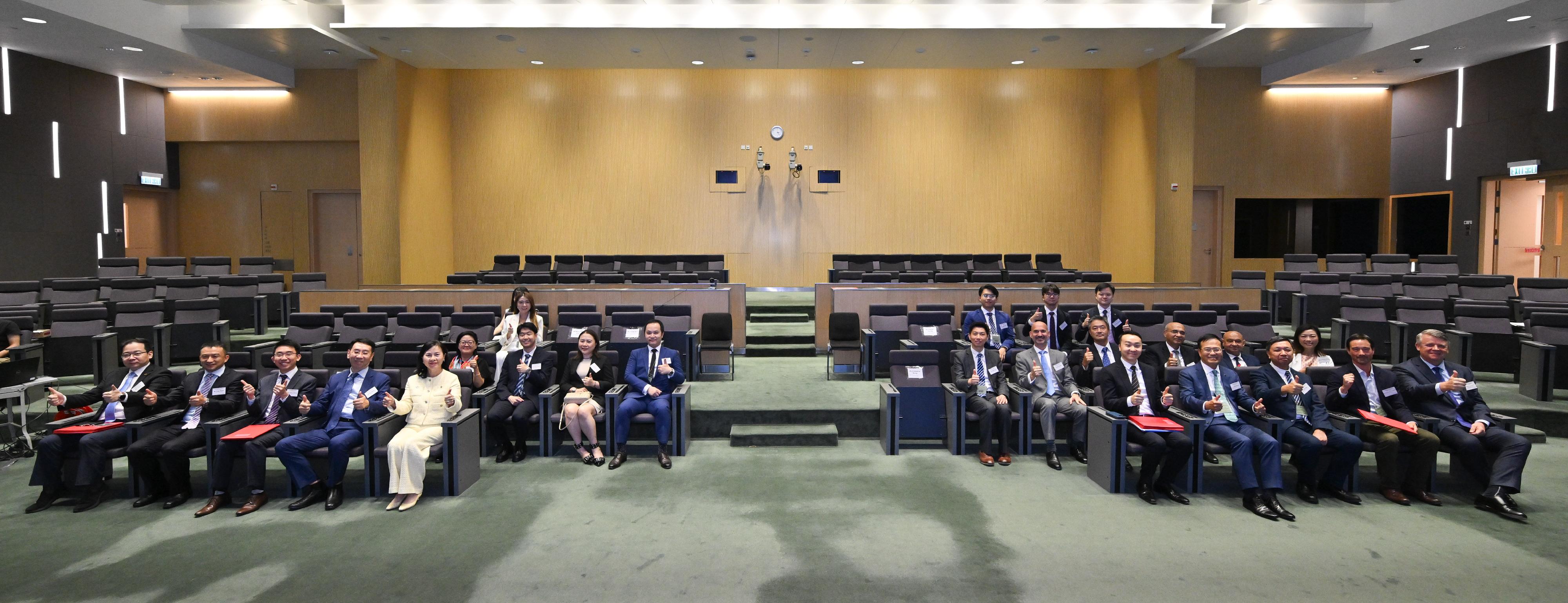 The Mainland-Hong Kong Green Energy Matchmaking Event was held today (June 25) simultaneously in Hong Kong and Shenzhen. Photo shows the Secretary for Transport and Logistics, Ms Mable Chan (first row, fifth left), and representatives from relevant enterprises that signed Memoranda of Understanding at the Hong Kong venue.