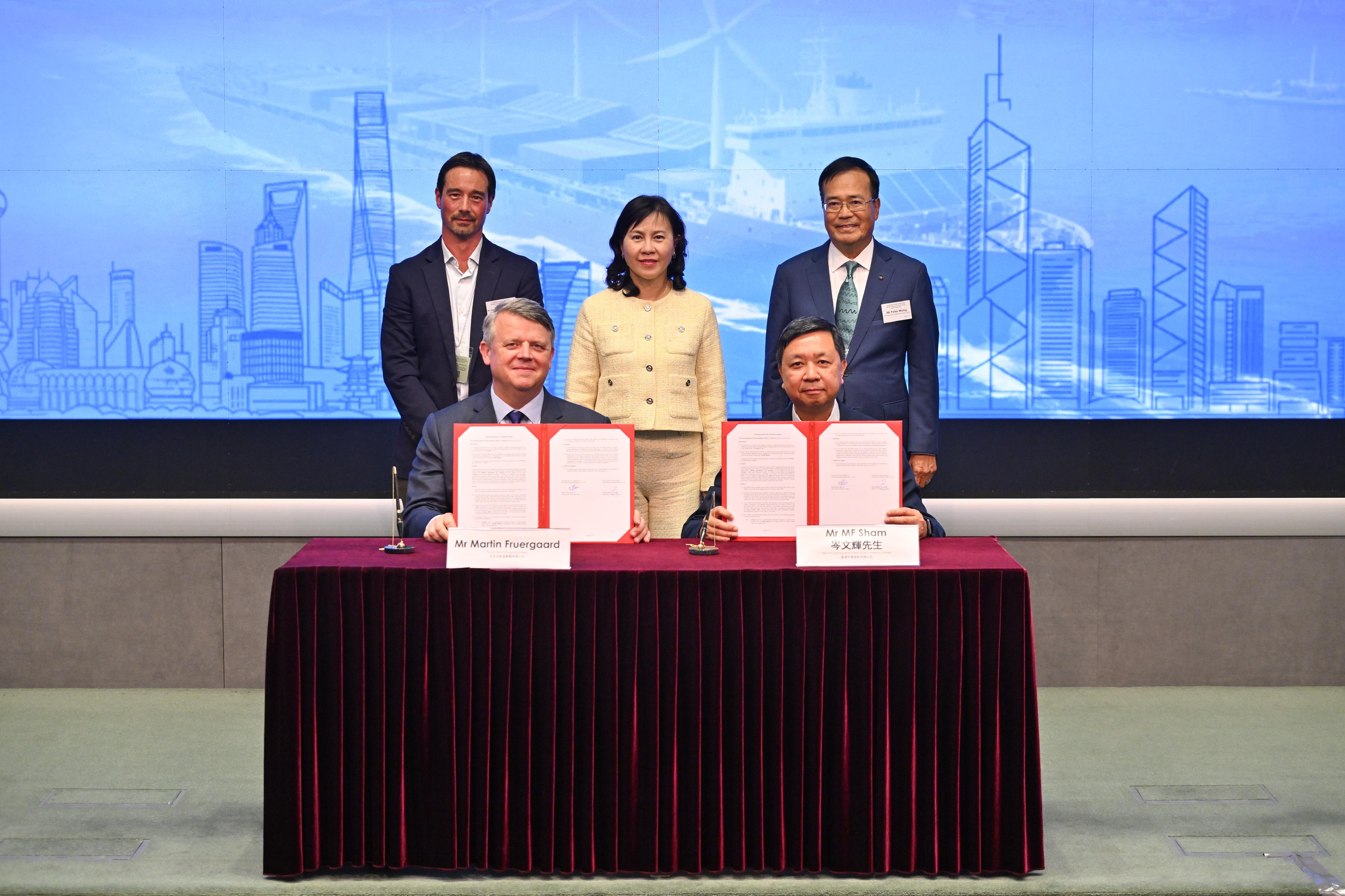 The Mainland-Hong Kong Green Energy Matchmaking Event was held today (June 25) simultaneously in Hong Kong and Shenzhen. Photo shows representatives from the Hong Kong and China Gas Company Limited and Pacific Basin Shipping Limited signing a Memorandum of Understanding, witnessed by the Secretary for Transport and Logistics, Ms Mable Chan (back row, centre), at the Hong Kong venue.
